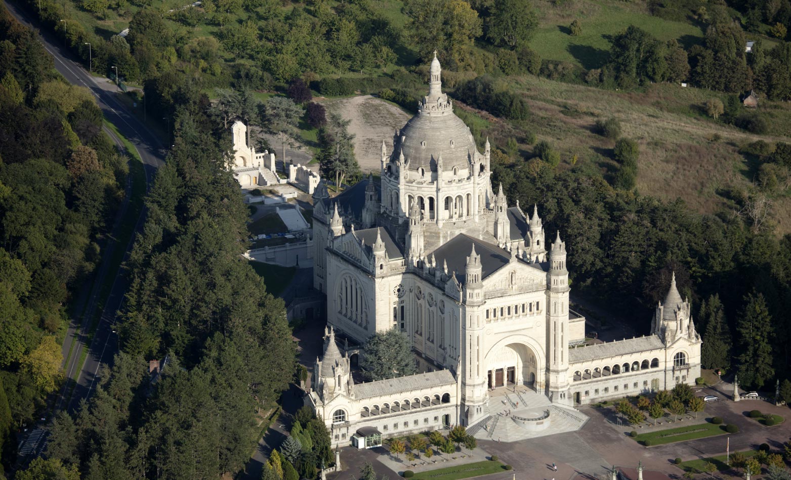 La Basilique de Lisieux, un joyau en Normandie⛪ Little Harmonie