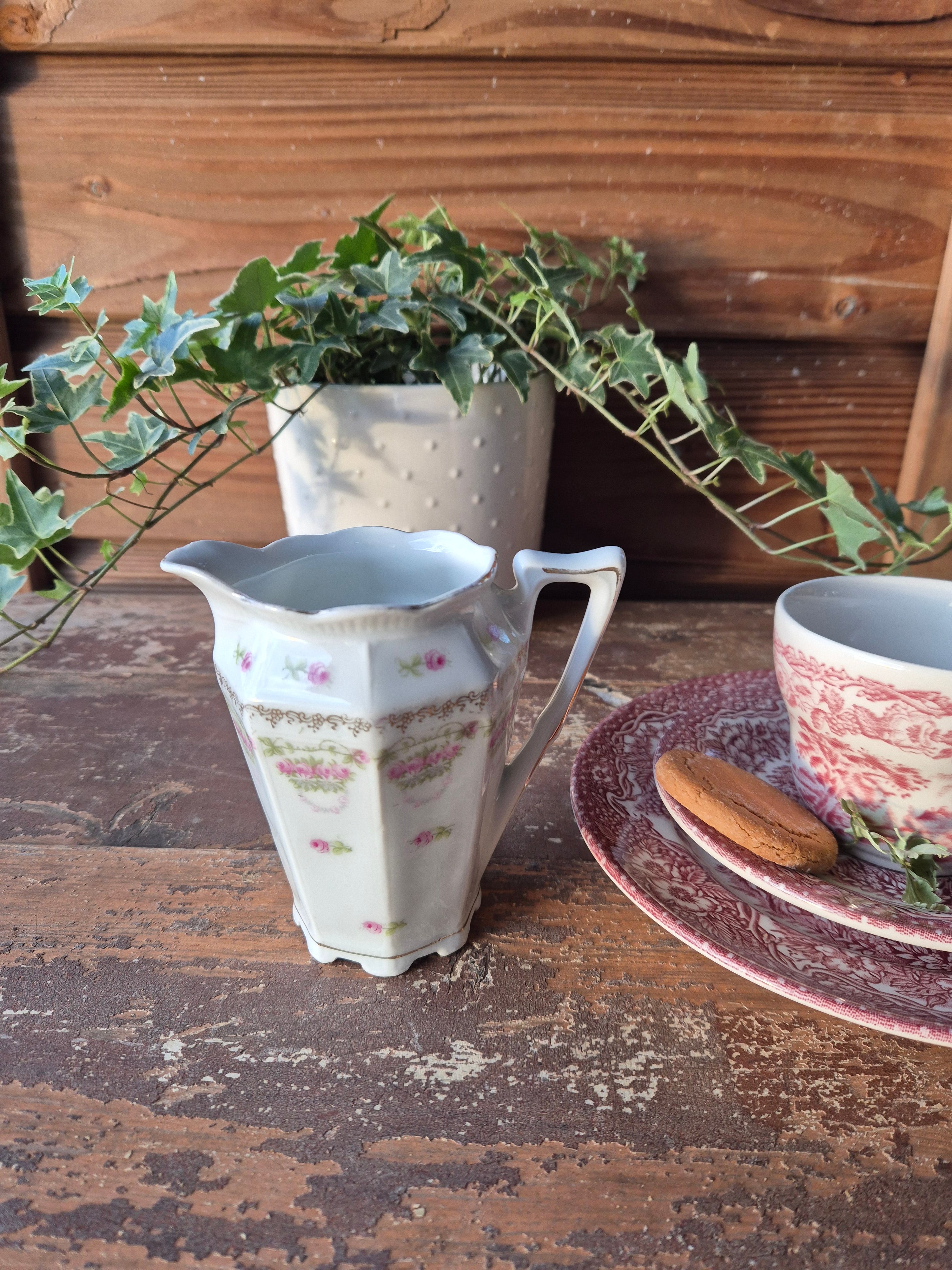 Pot à lait vintage avec décor de petites roses