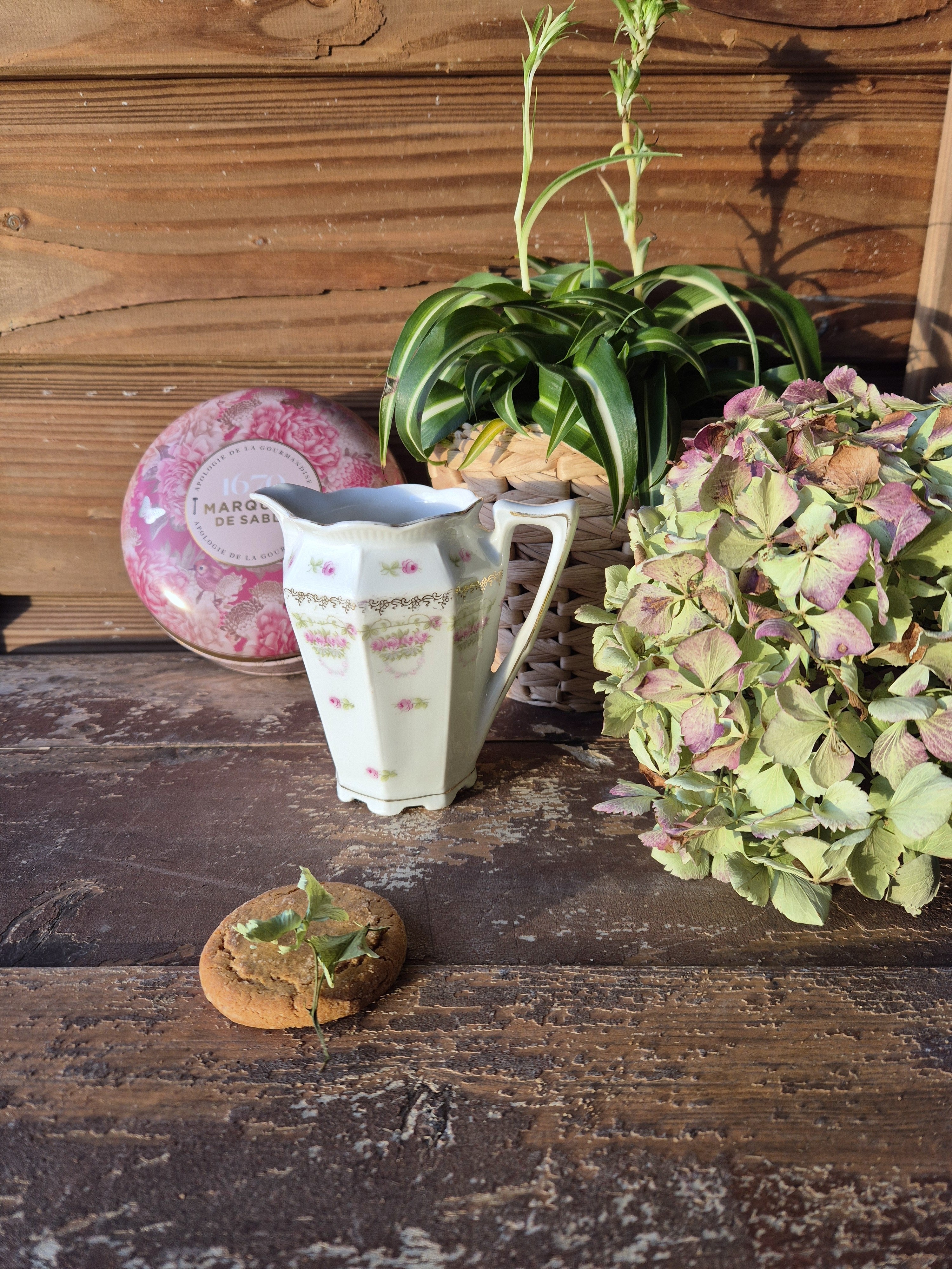 Pot à lait vintage avec décor de petites roses