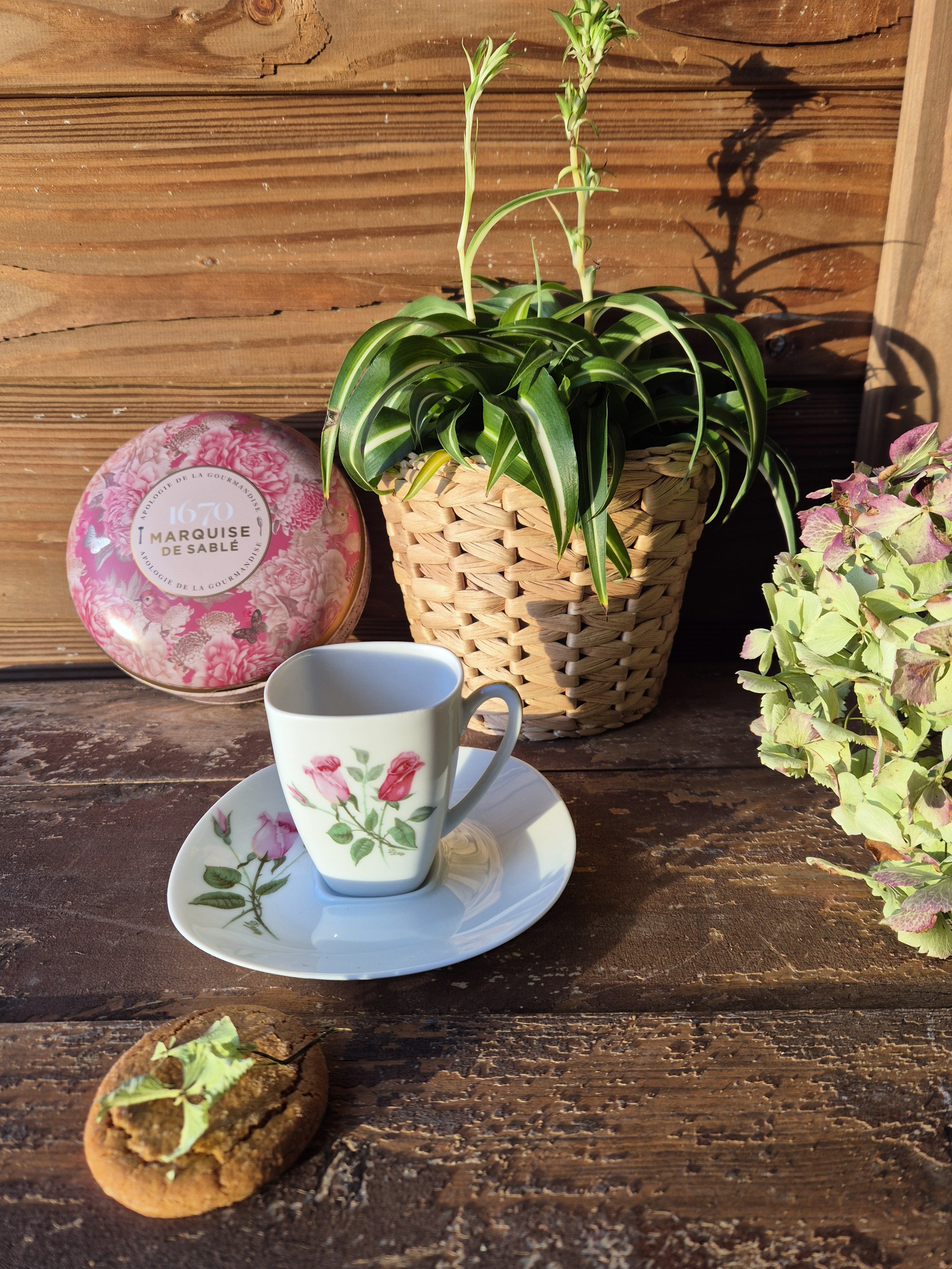 Tasse et sous-tasse à café vintage