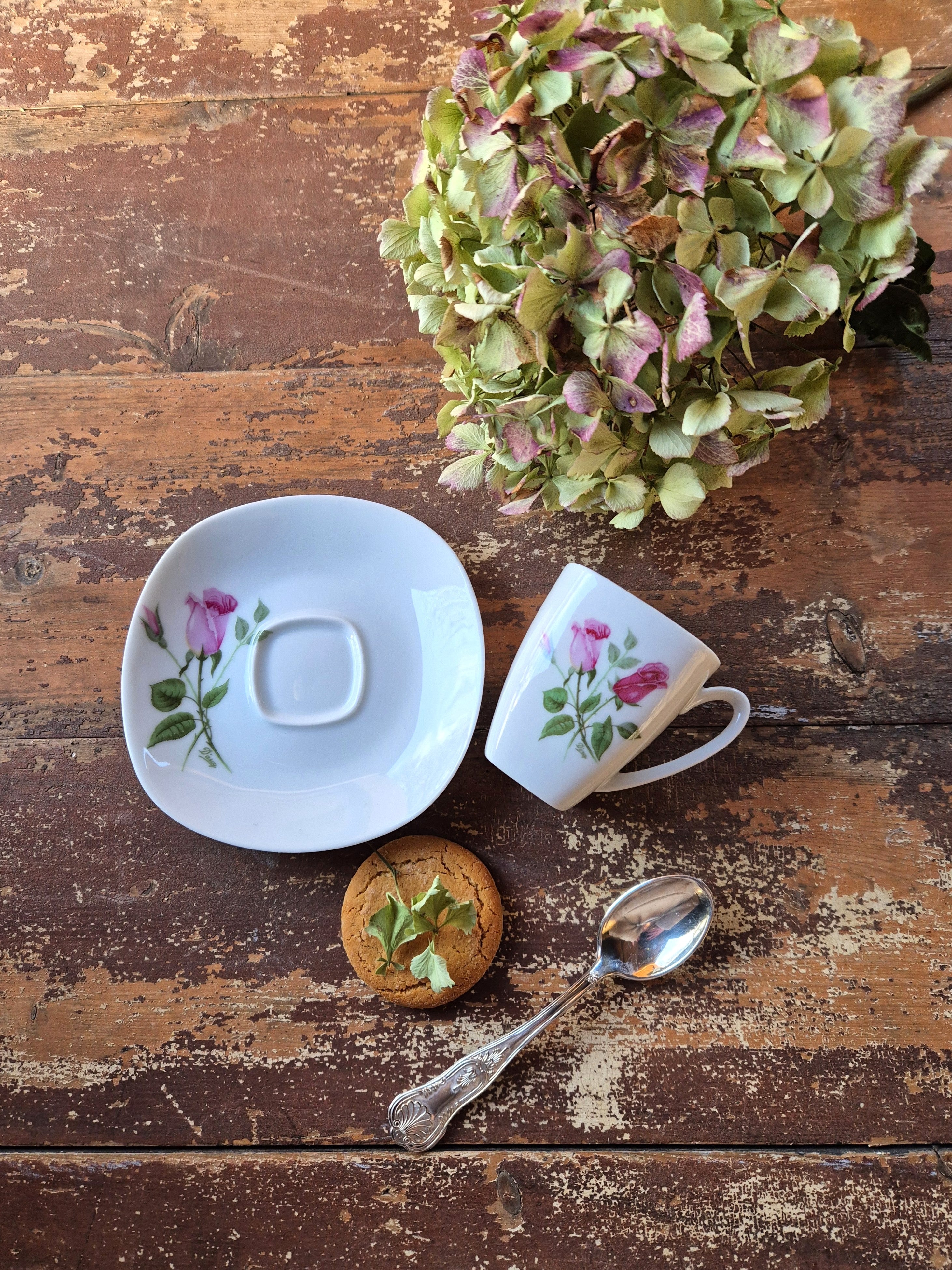 Tasse et sous-tasse à café vintage