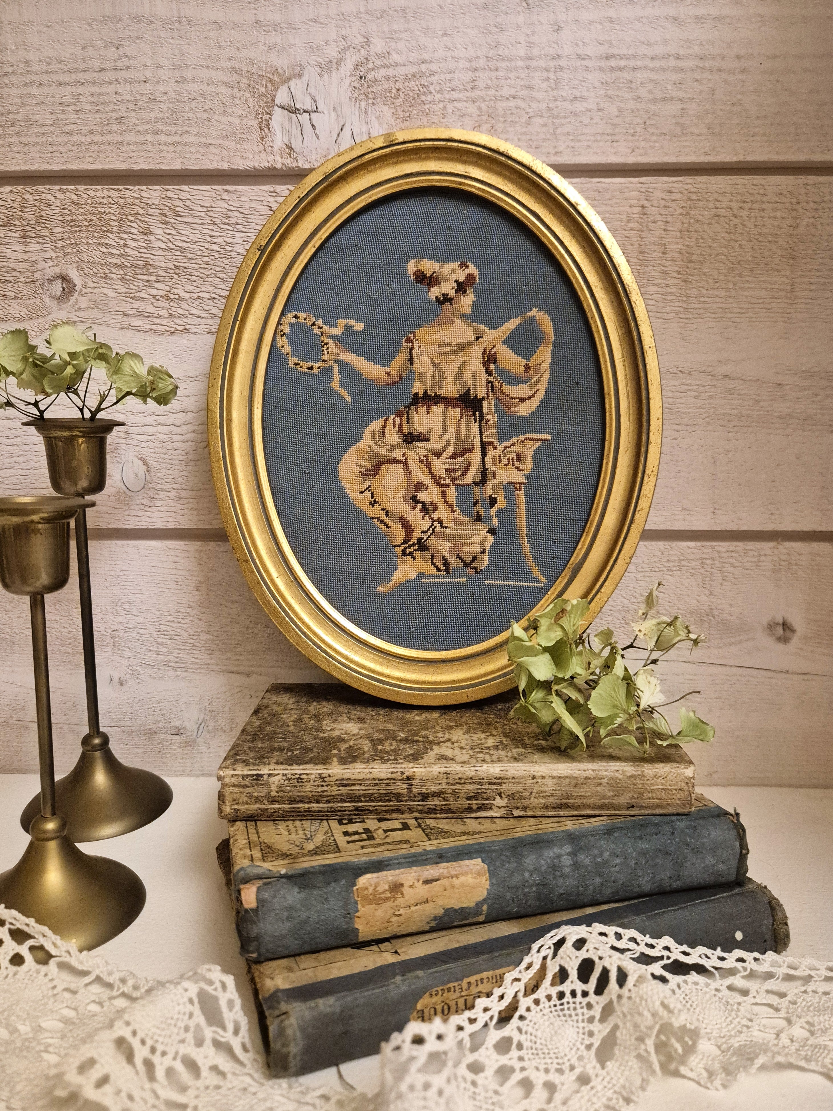 Médaillon ovale en canevas