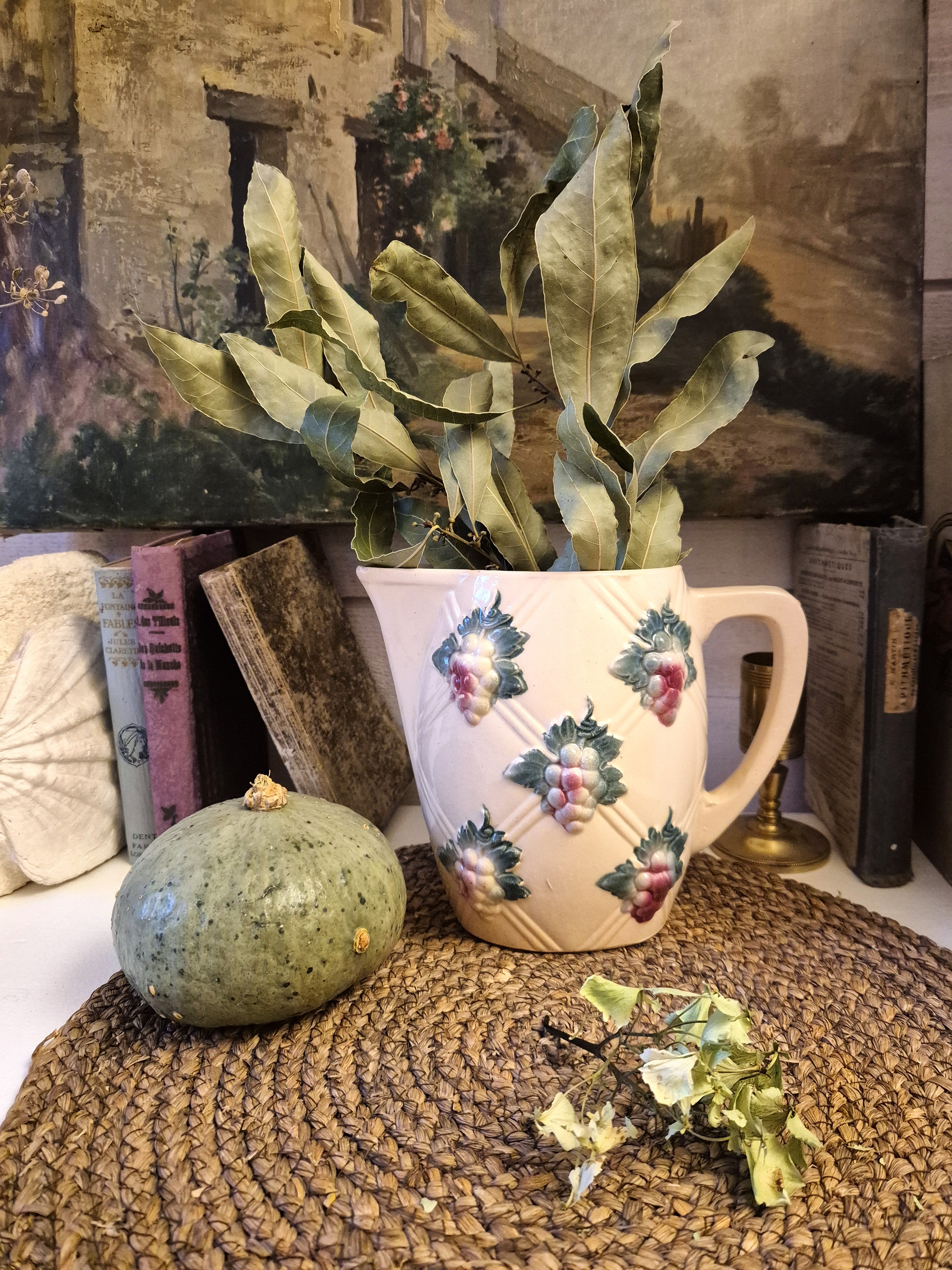 Pichet en barbotine au motif de raisins