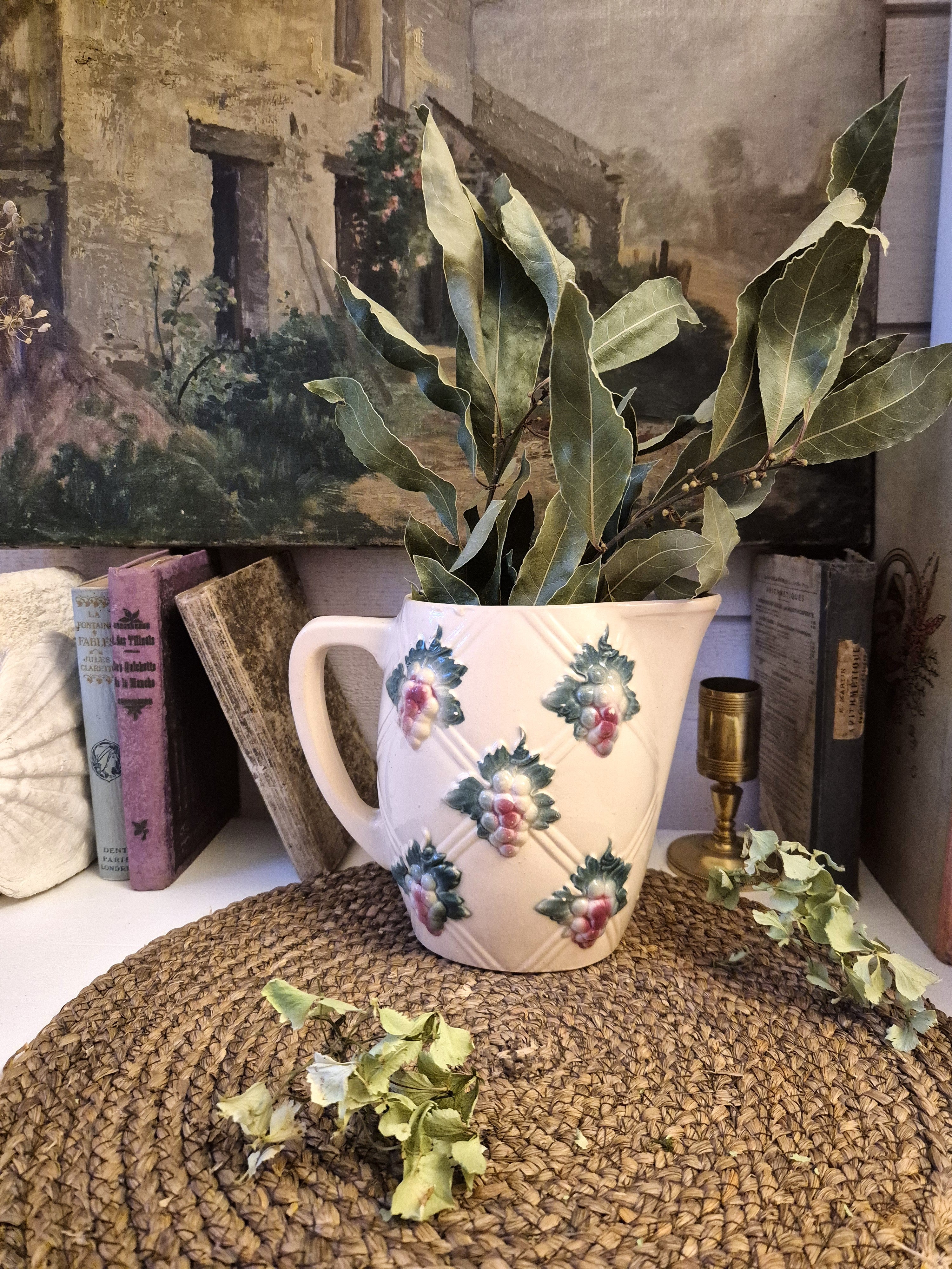 Pichet en barbotine au motif de raisins