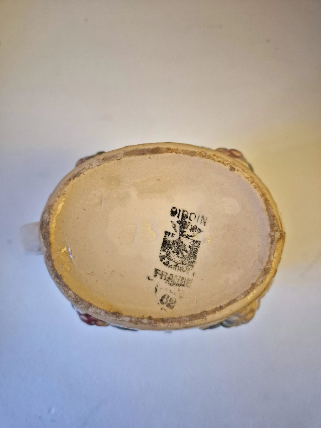 Pichet en barbotine au motif de raisins Little Harmonie