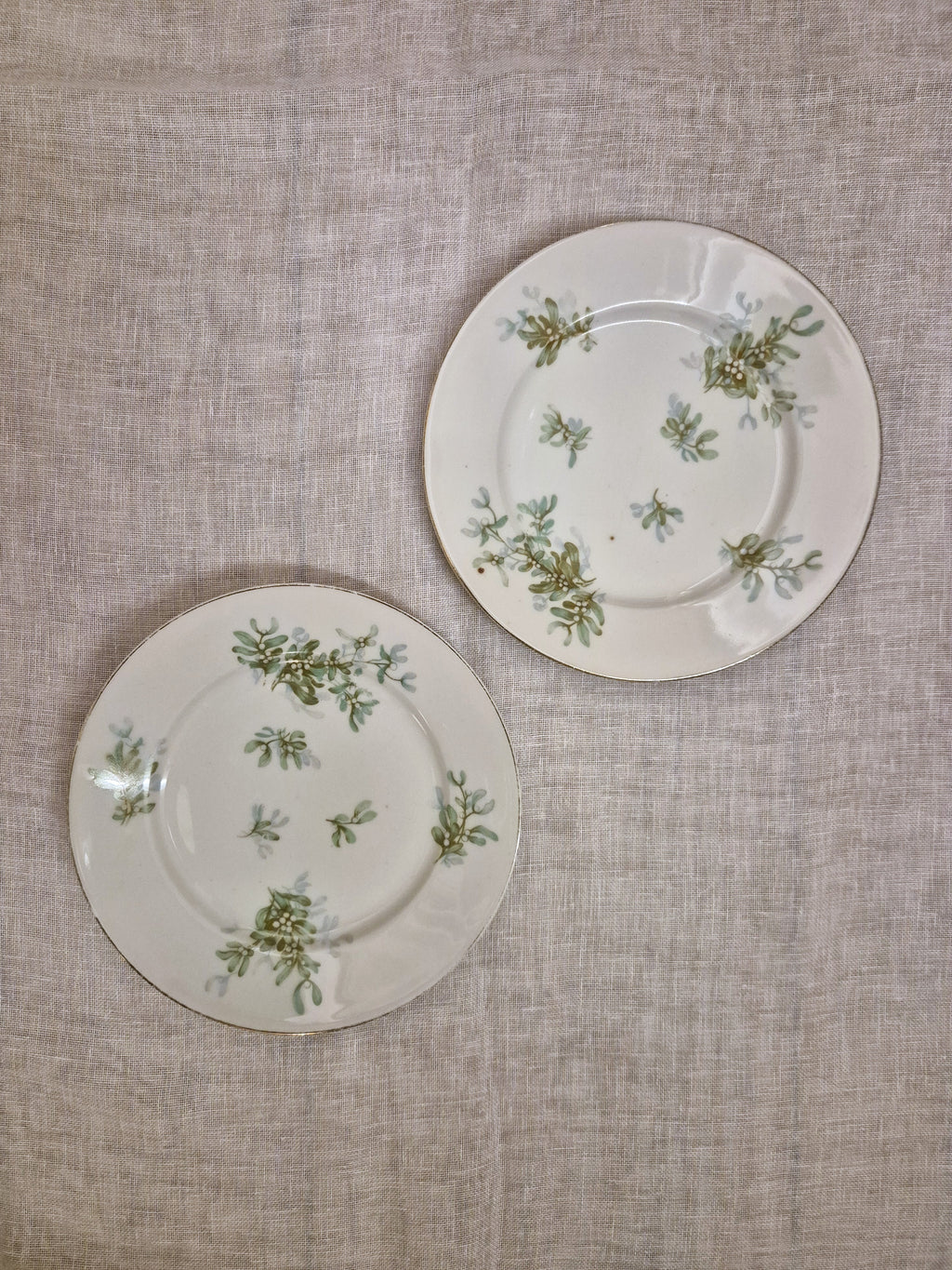 Duo d'assiettes à dessert anciennes motif gui