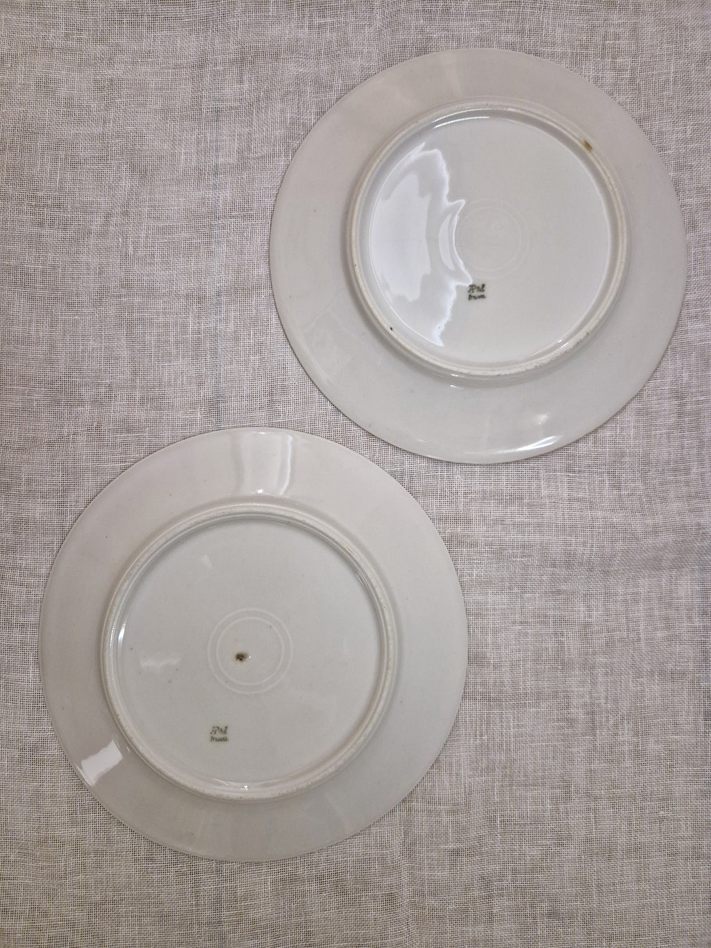 Duo d'assiettes à dessert anciennes motif gui