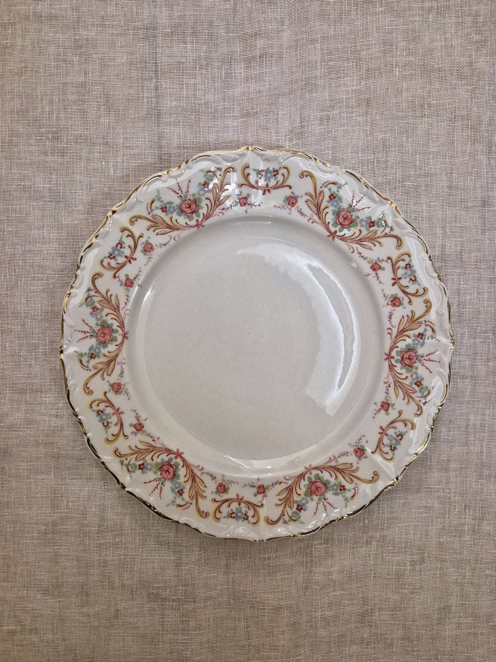 Assiette vintage raffinée en porcelaine de Digoin