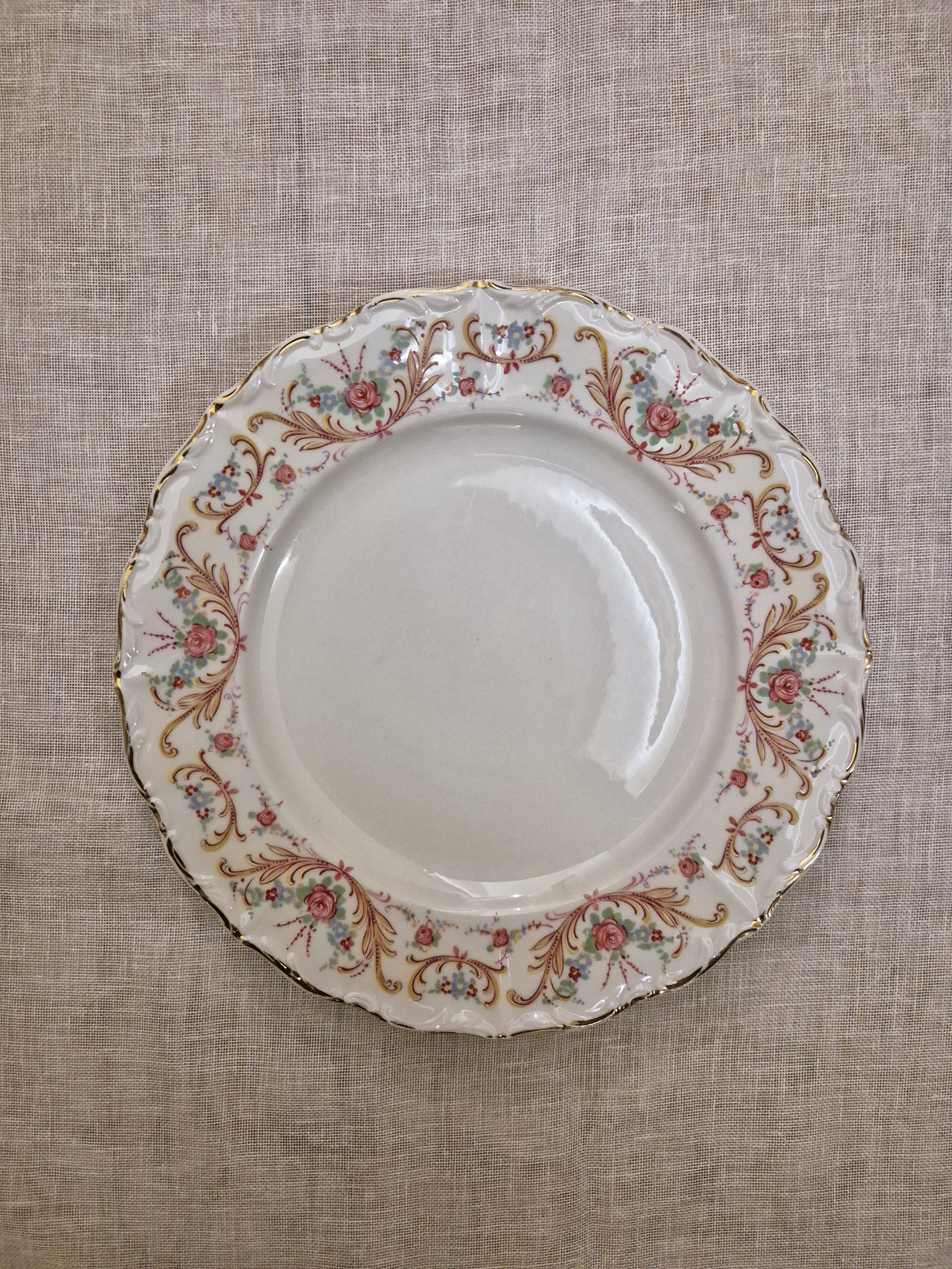 Assiette vintage raffinée en porcelaine de Digoin