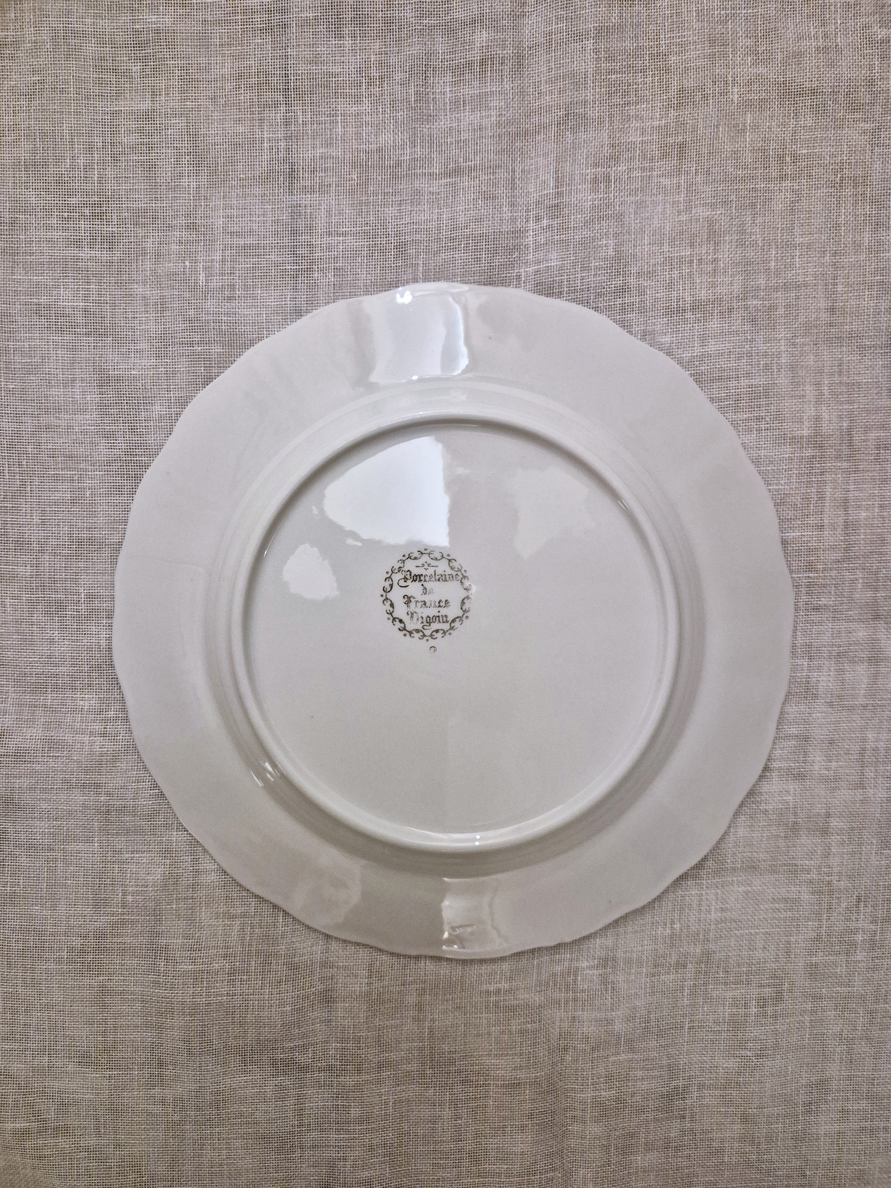 Assiette vintage raffinée en porcelaine de Digoin