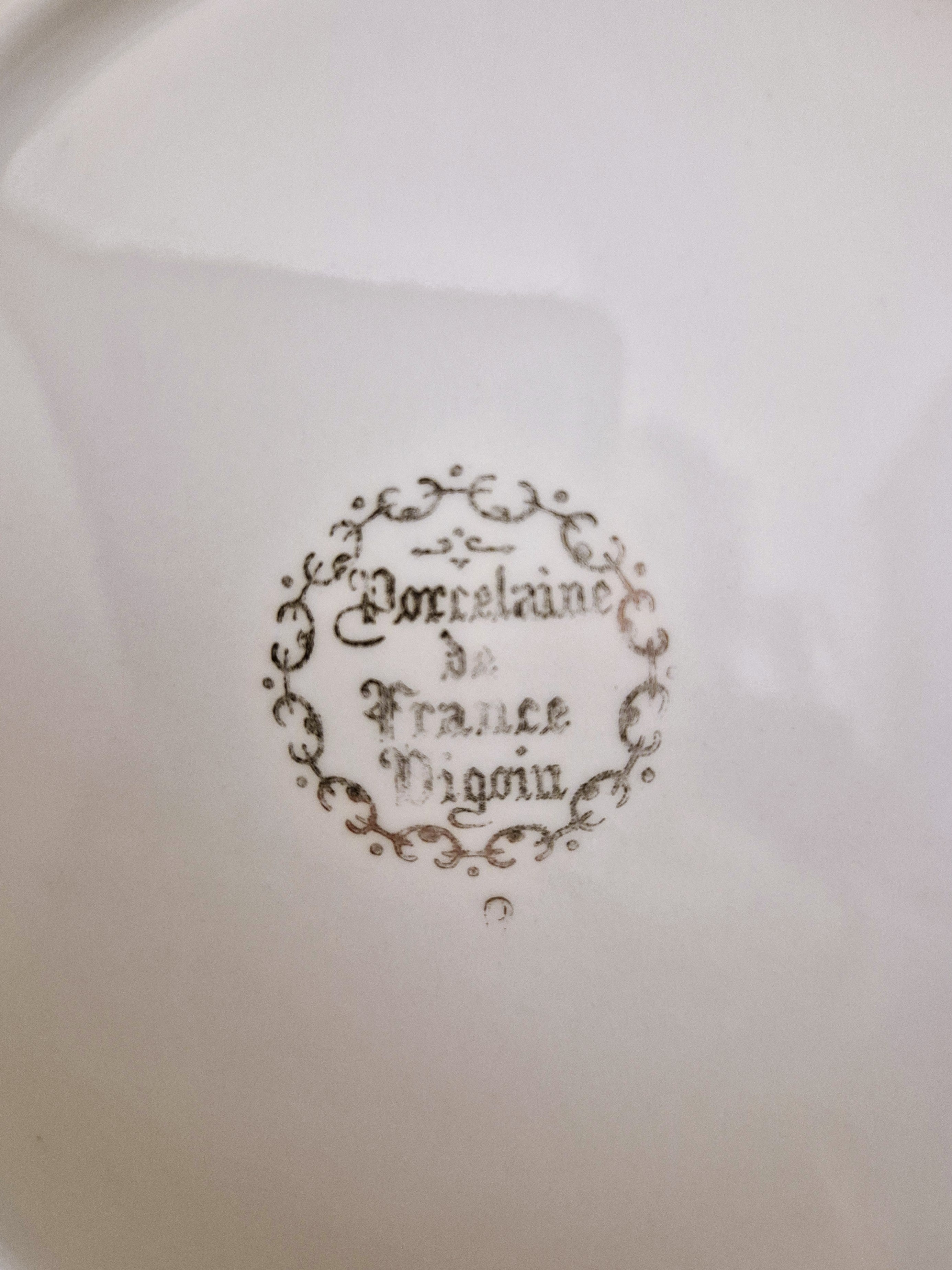 Assiette vintage raffinée en porcelaine de Digoin