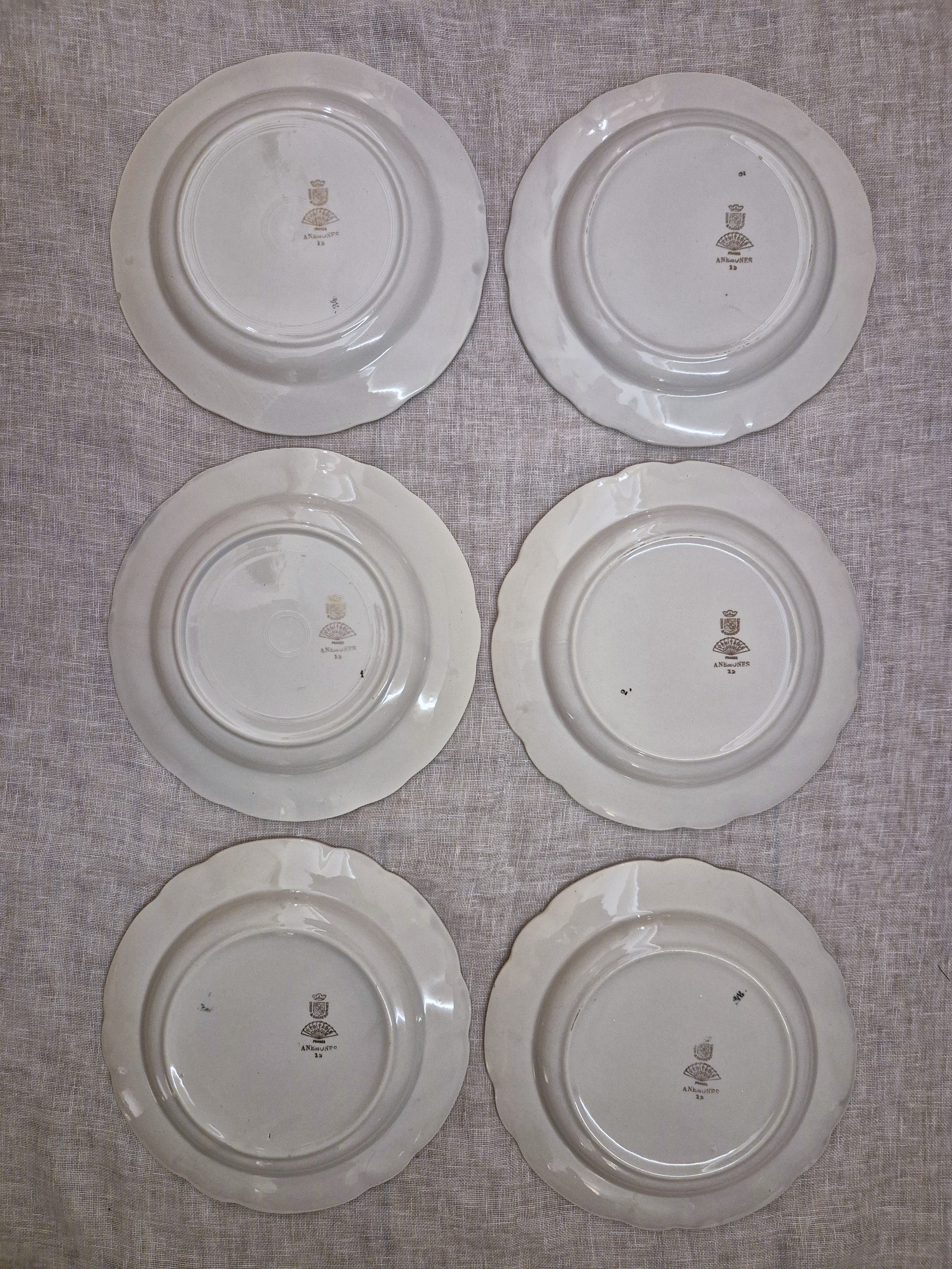 Ensemble d'assiettes vintage Digoin en porcelaine opaque