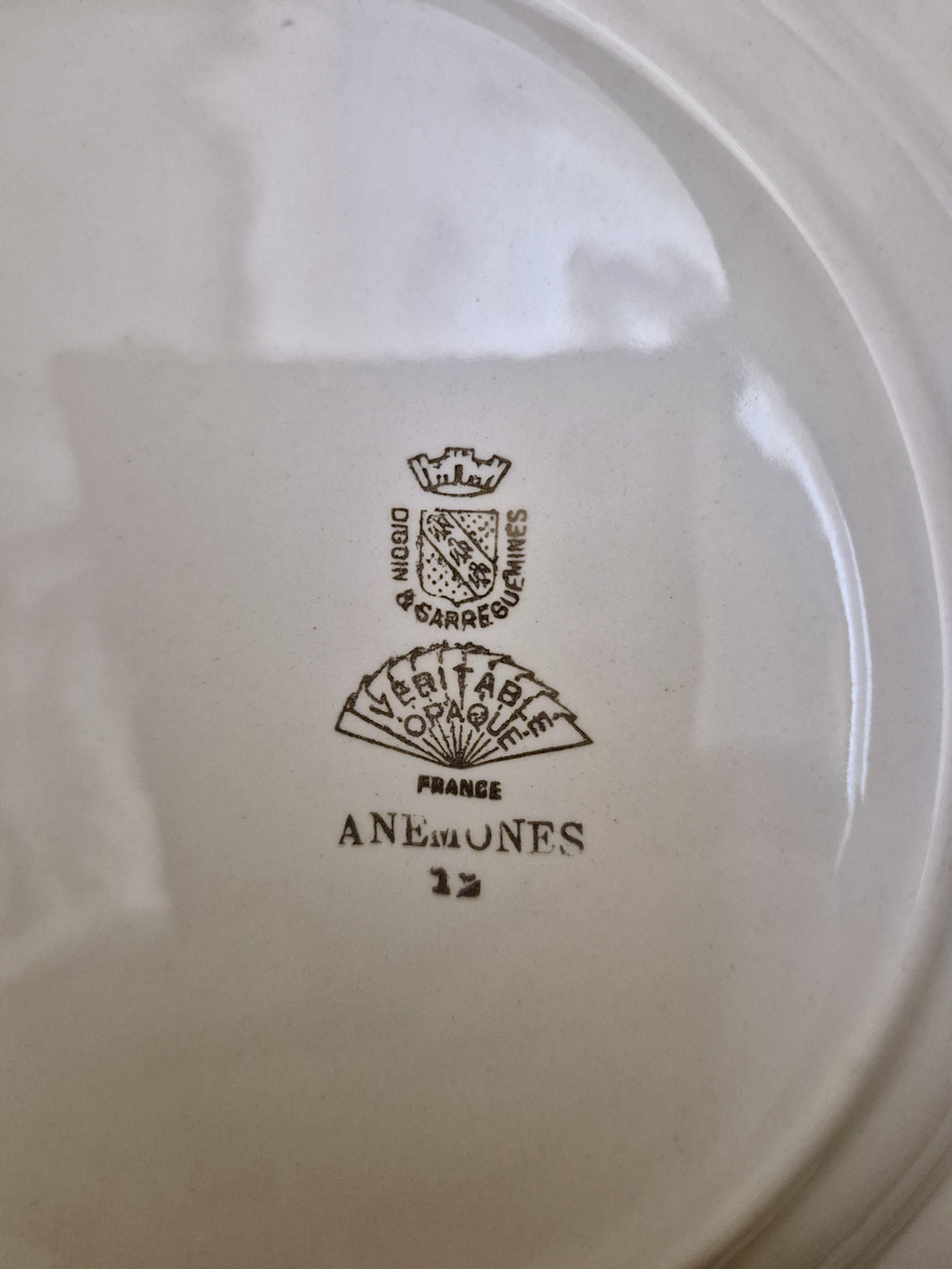 Ensemble d'assiettes vintage Digoin en porcelaine opaque