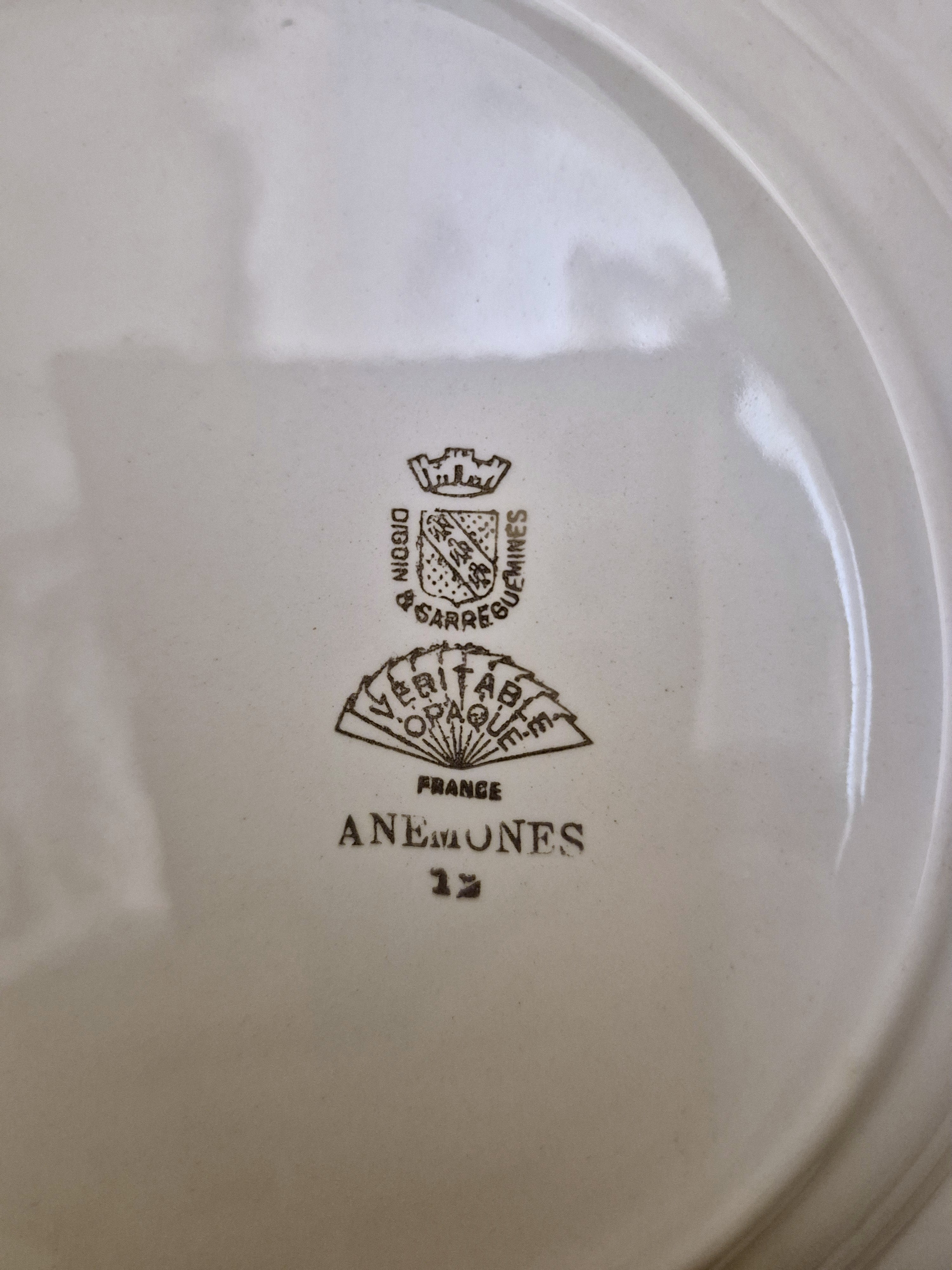 Ensemble d'assiettes vintage Digoin en porcelaine opaque