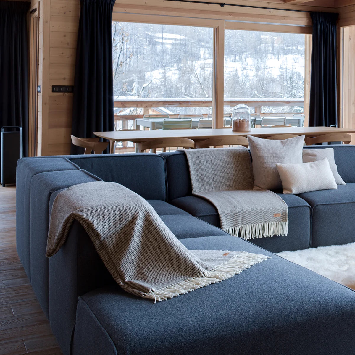 Plaid noir et blanc à franges en laine