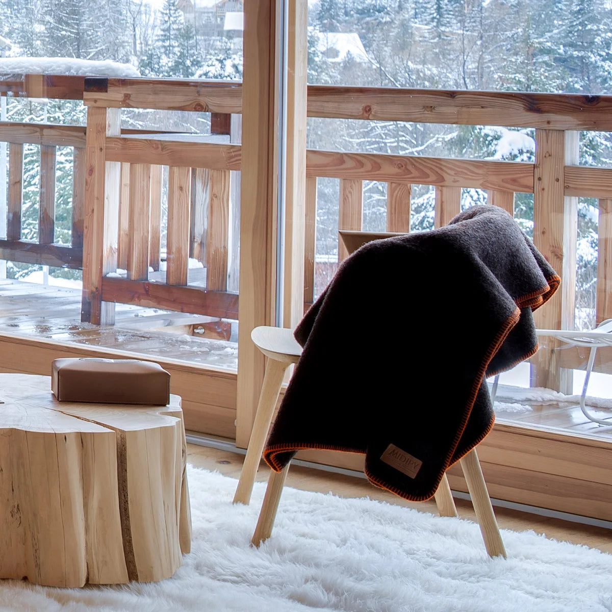 Plaid Chocolat en laine vierge, finition Tangerine