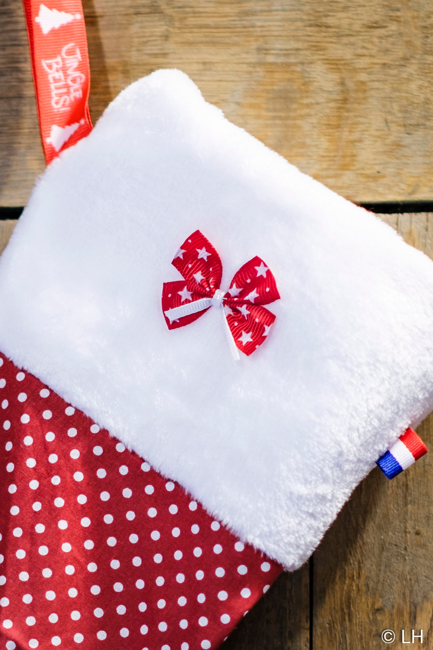 Botte de Noël rouge à pois blancs et son petit nœud