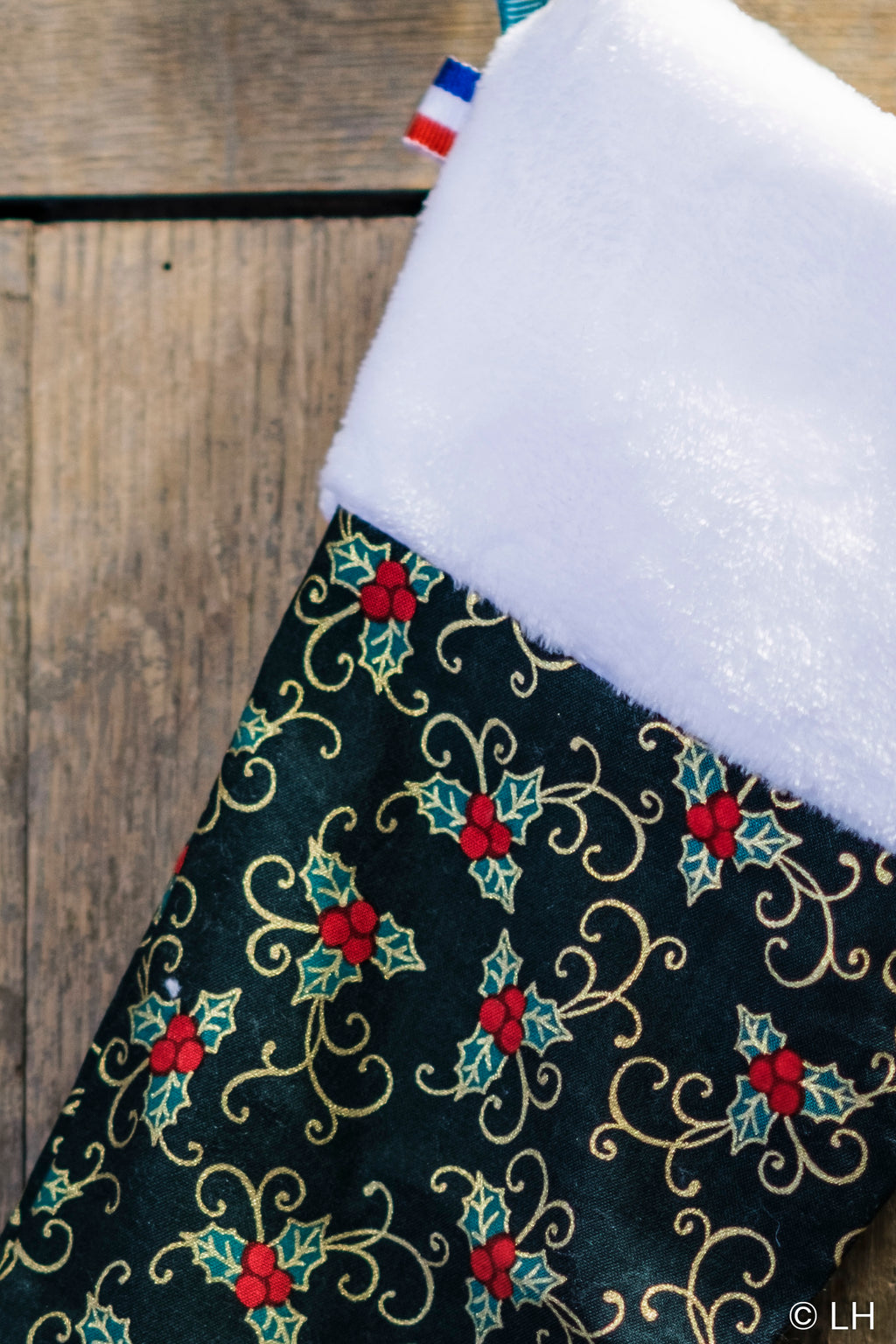 Botte de Noël vert foncé aux motifs petit houx et arabesques