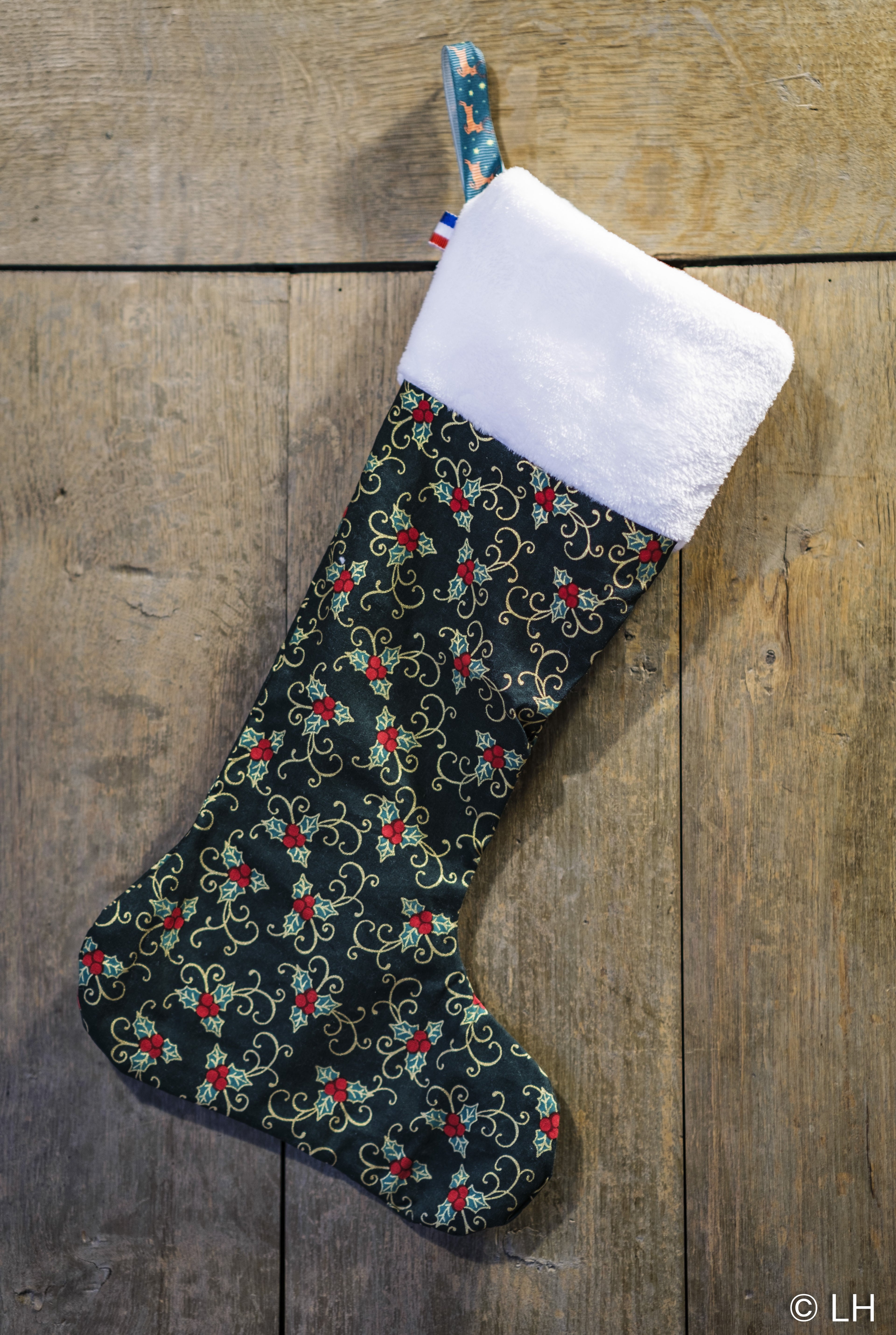 Botte de Noël vert foncé aux motifs petit houx et arabesques