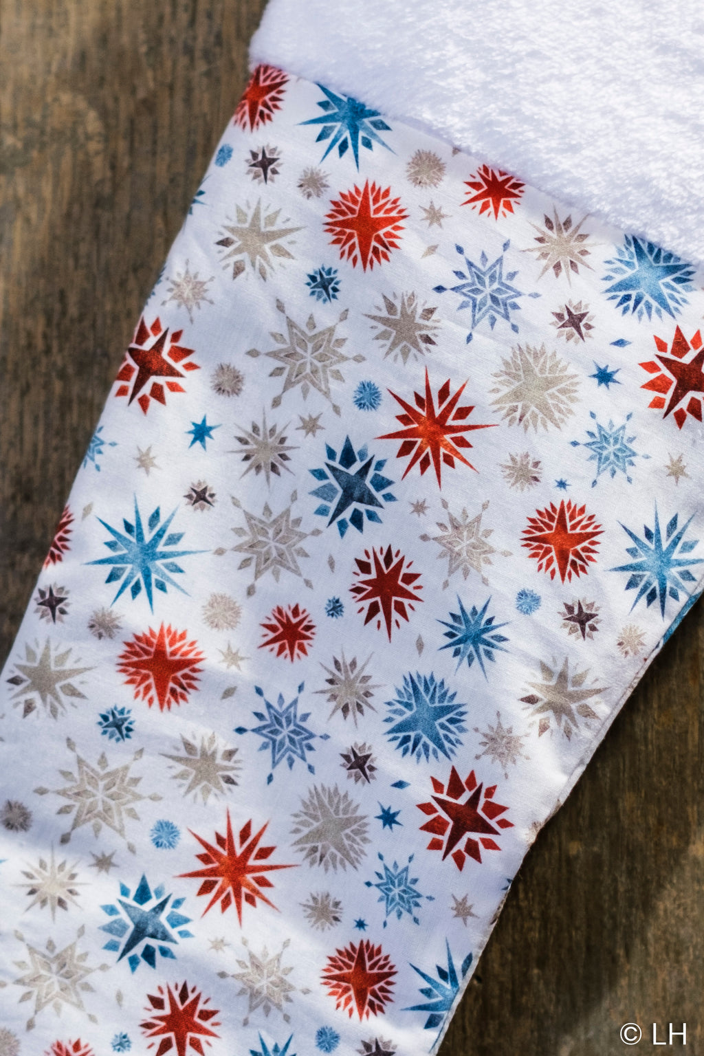 Botte de Noël blanche aux motifs flocons de neige colorés