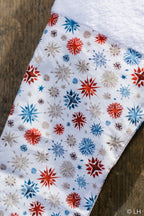 Botte de Noël blanche aux motifs flocons de neige colorés