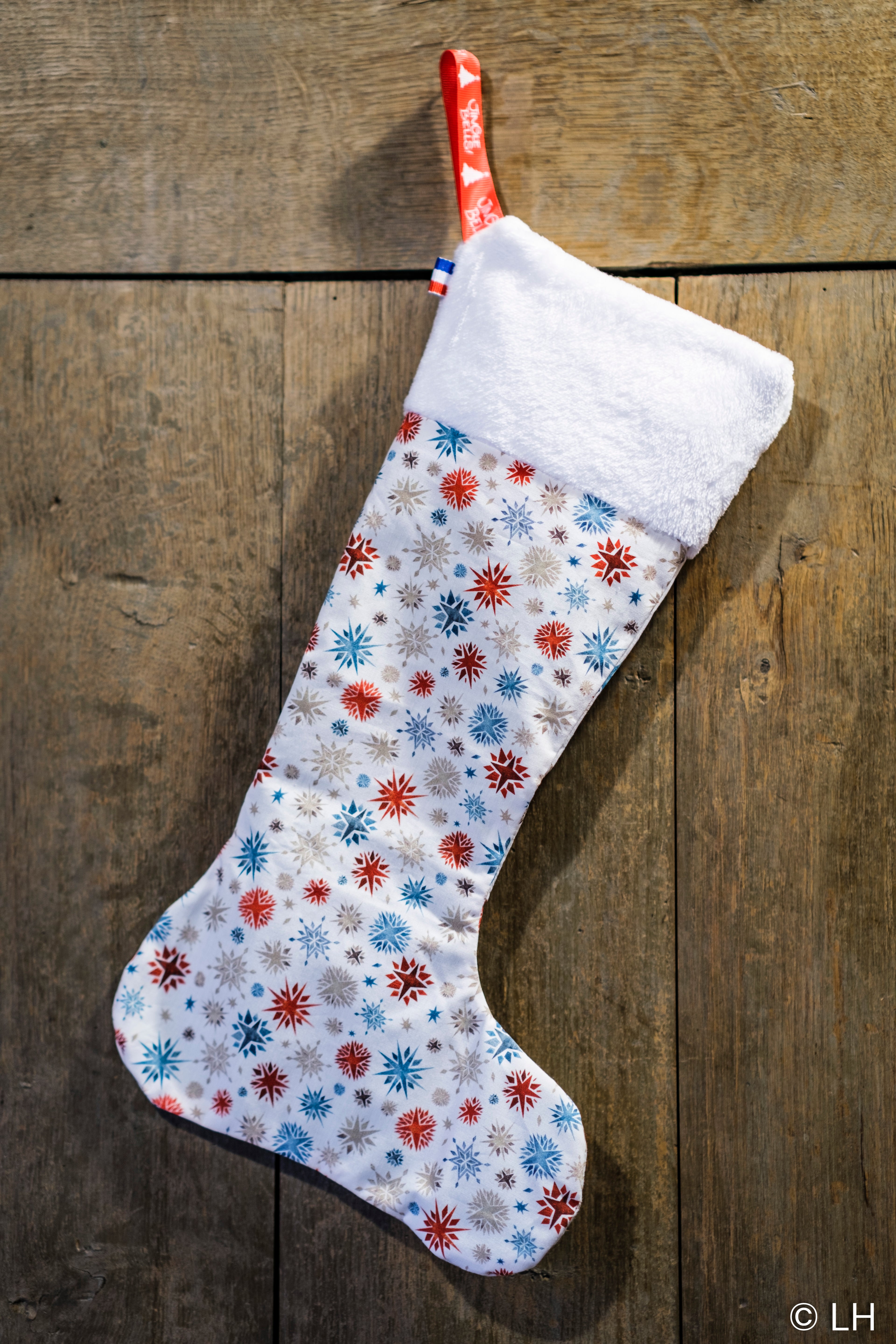 Botte de Noël blanche aux motifs flocons de neige colorés