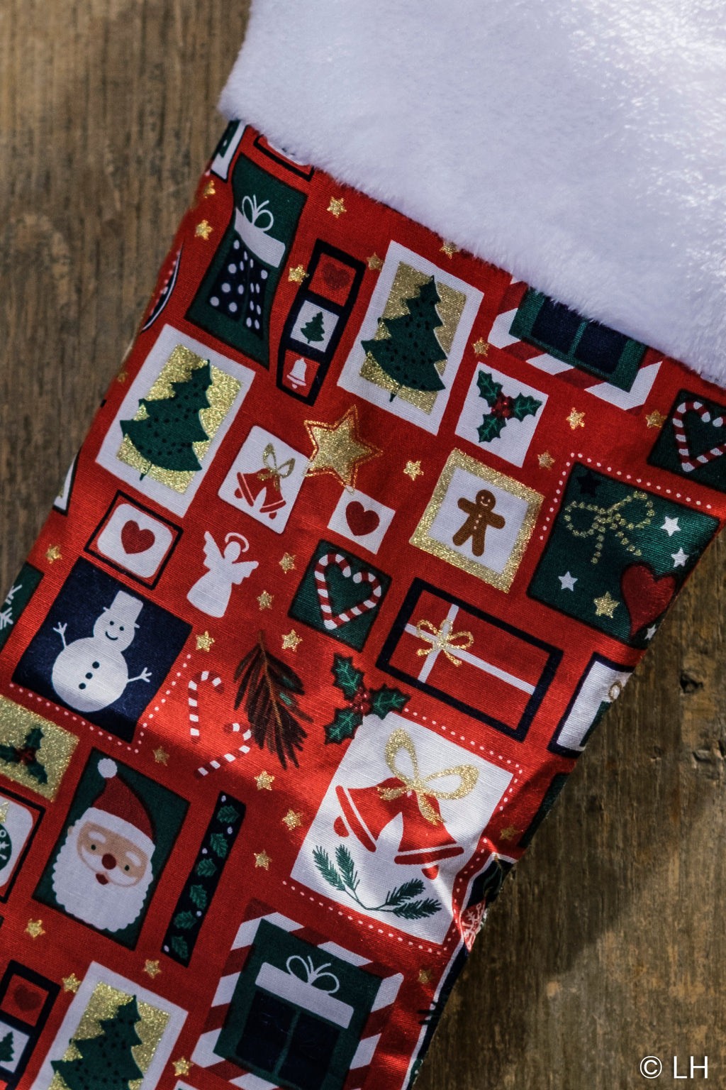 Botte de Noël rouge aux motifs dessins de Noël