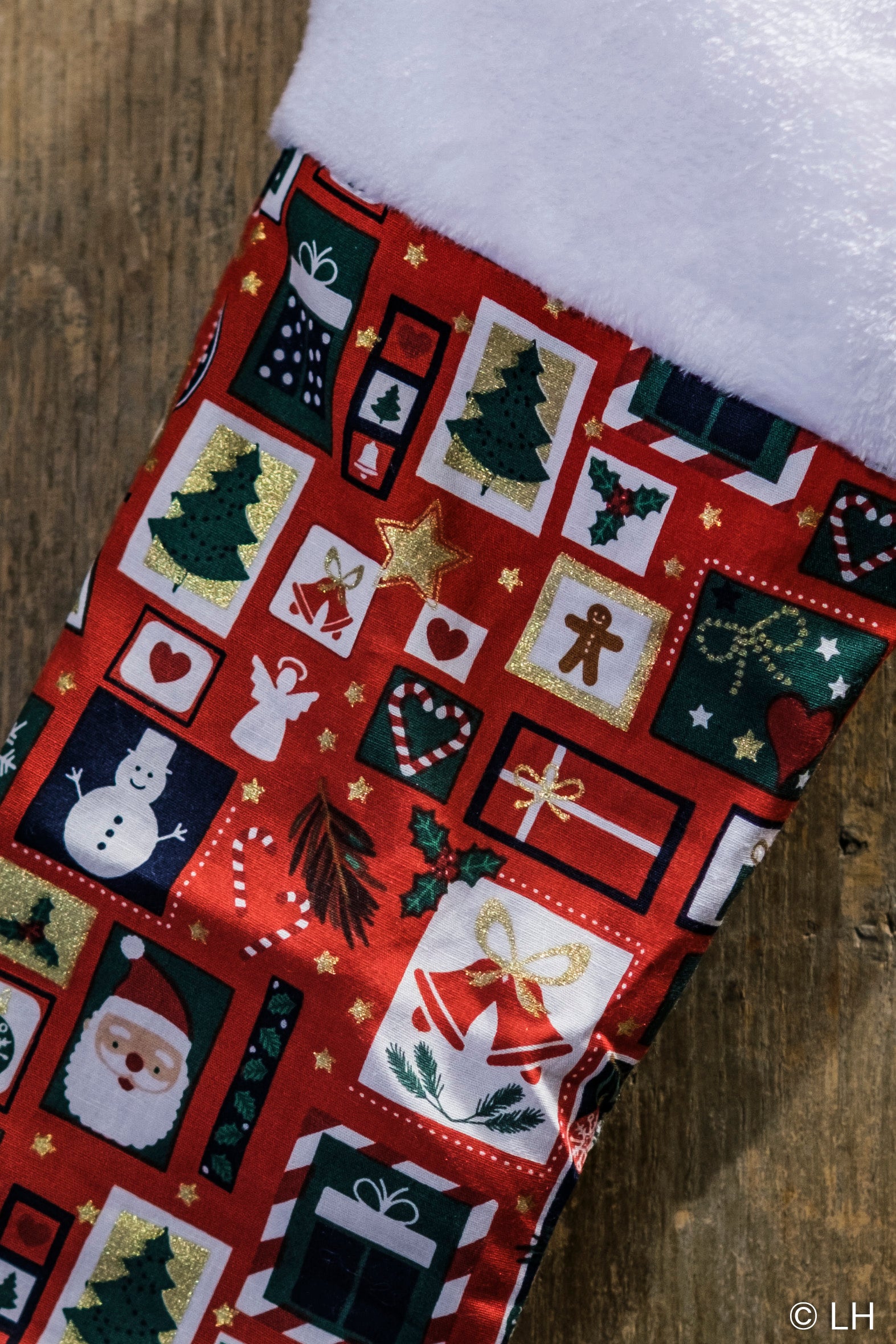 Botte de Noël rouge aux motifs dessins de Noël