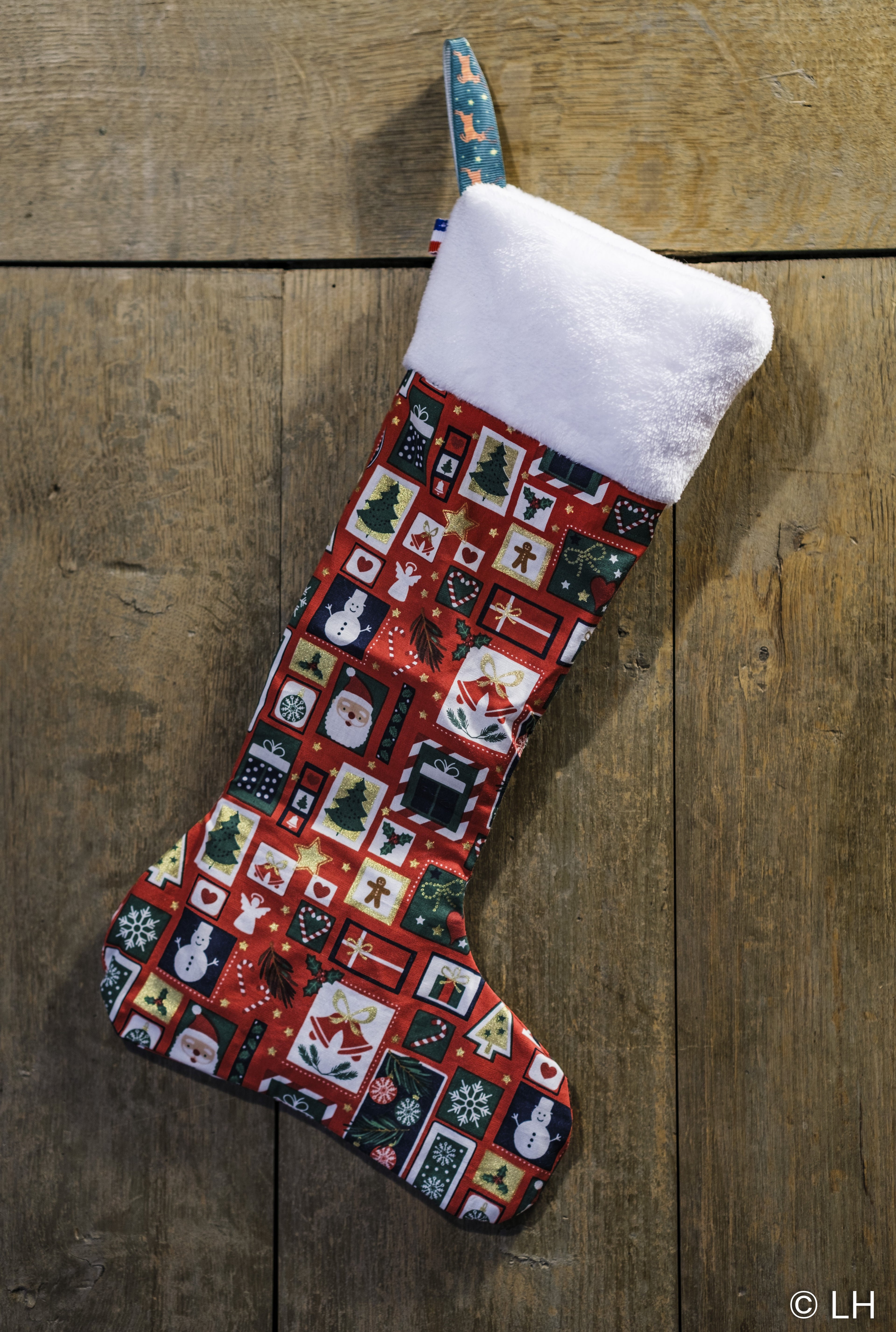 Botte de Noël rouge aux motifs dessins de Noël