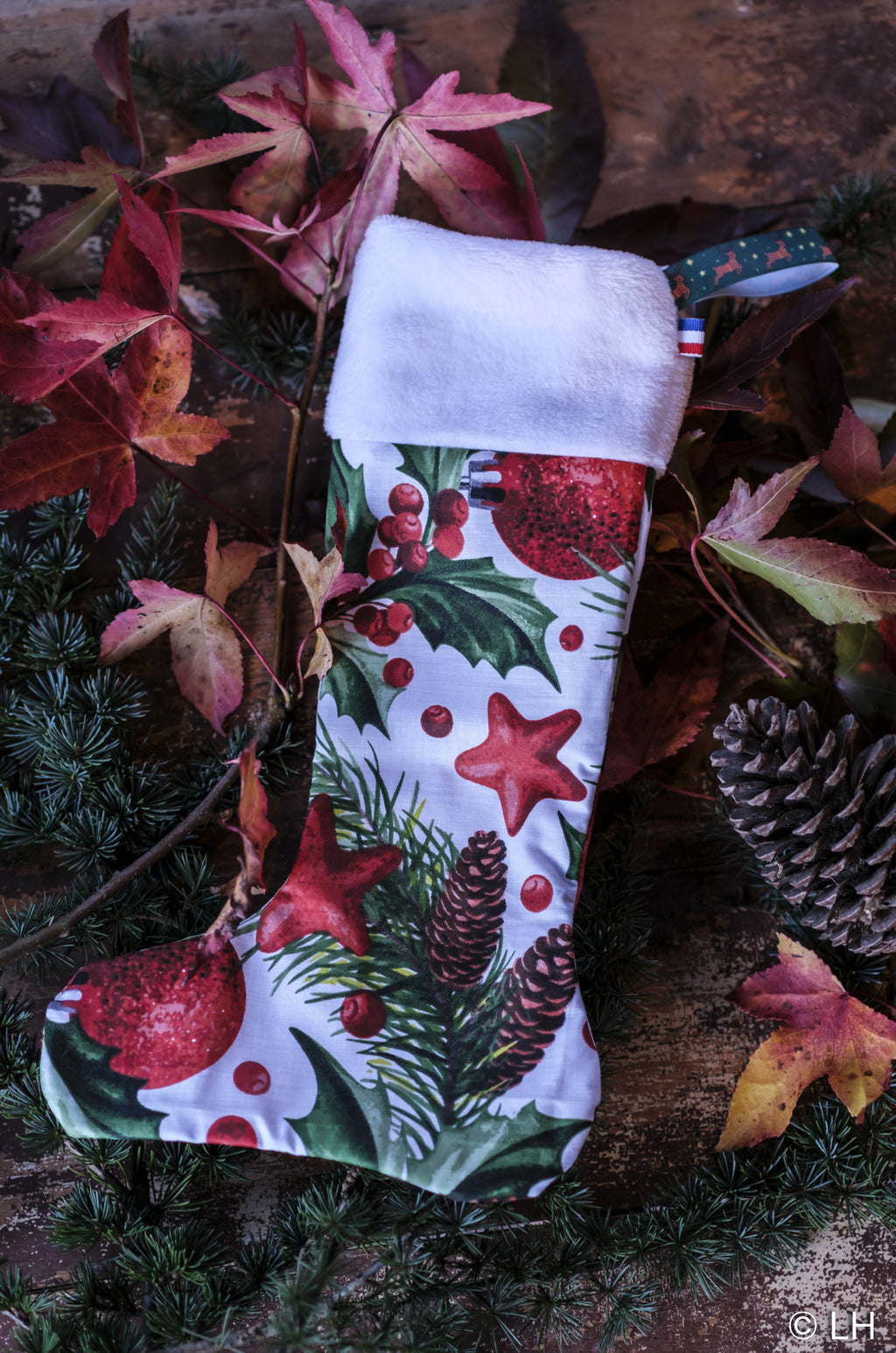 Botte de Noël blanche aux motifs houx et pommes de pin