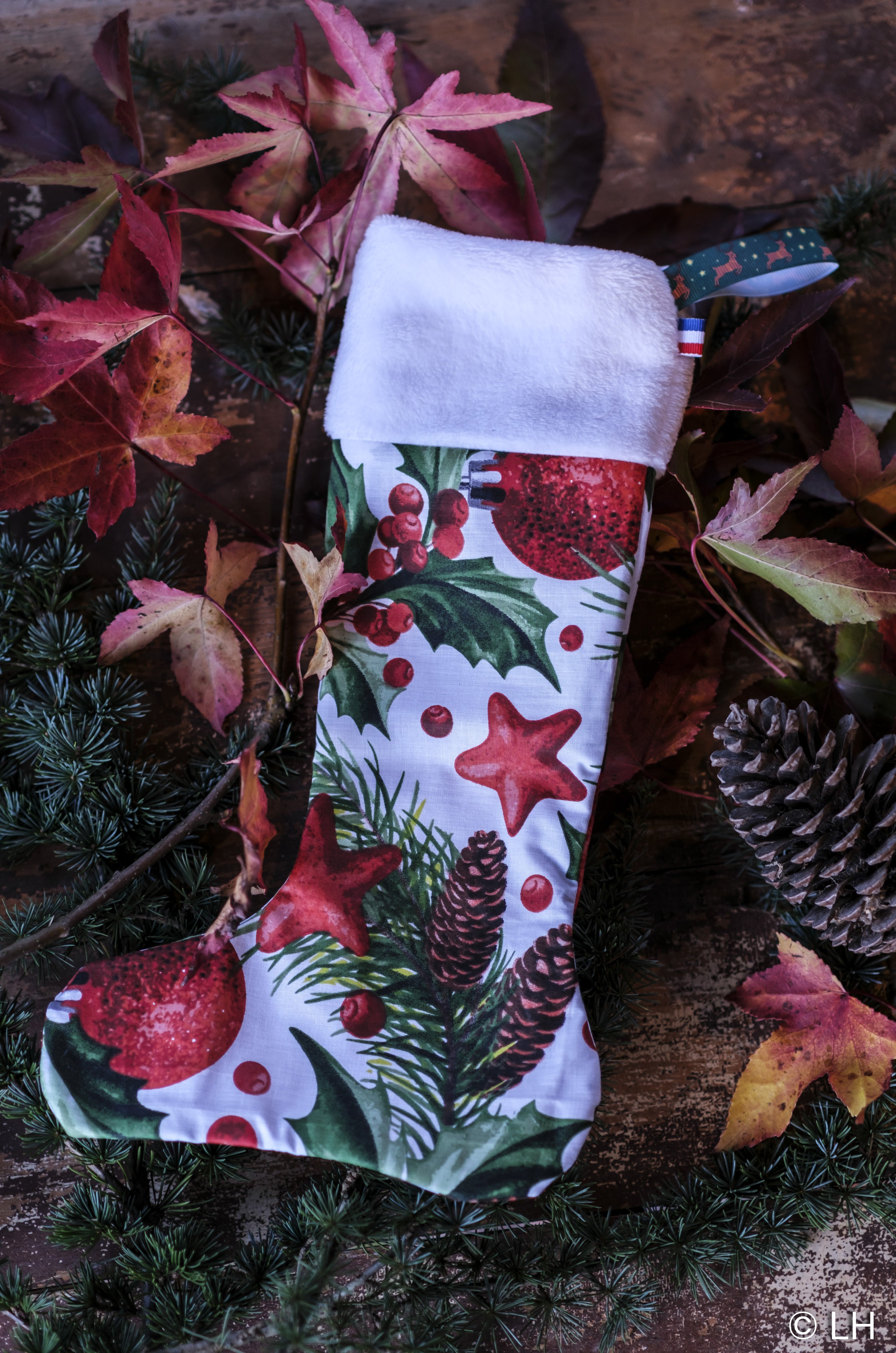 Botte de Noël blanche aux motifs houx et pommes de pin
