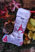 Botte de Noël grise aux motifs de grands lutins