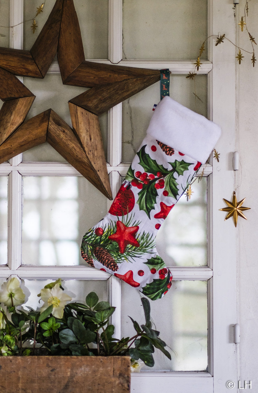 Botte de Noël blanche aux motifs houx et pommes de pin