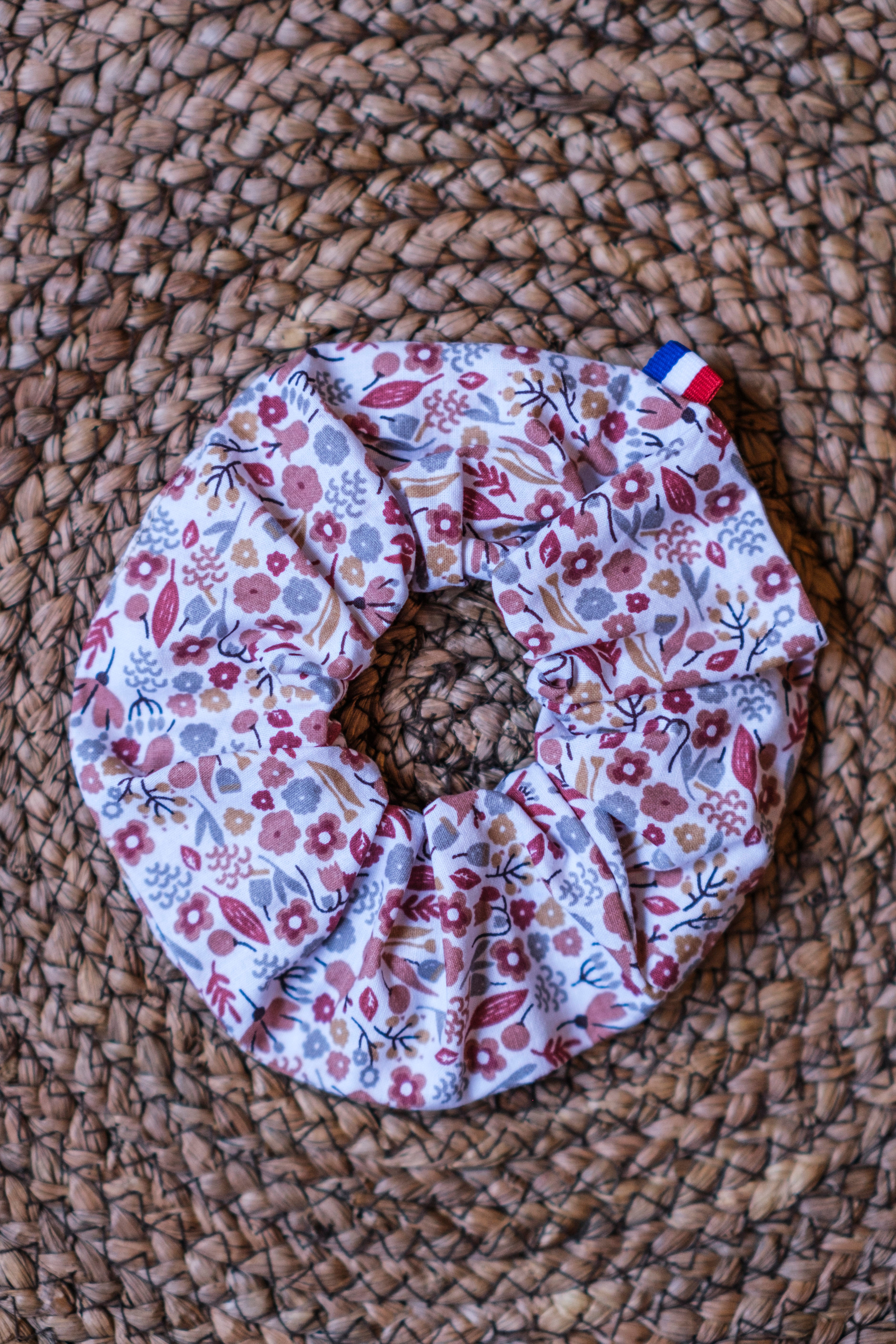 Chouchou au motif fleuri rose