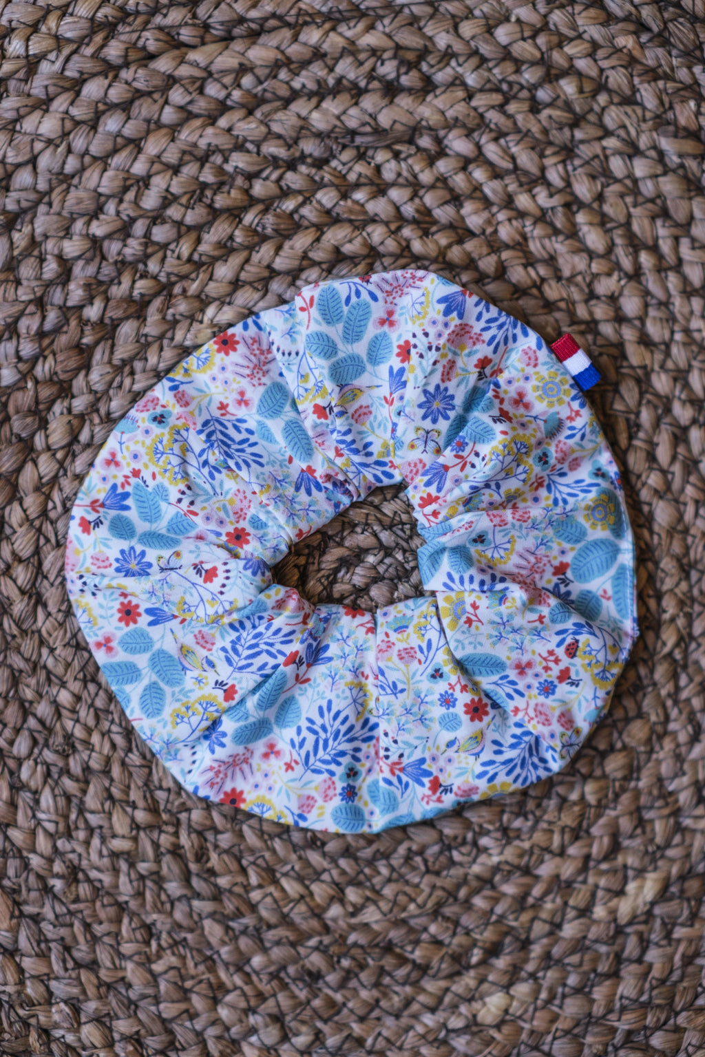 Chouchou au motif fleuri bleu clair