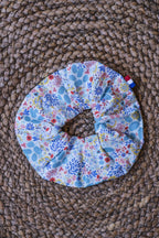 Chouchou au motif fleuri bleu clair