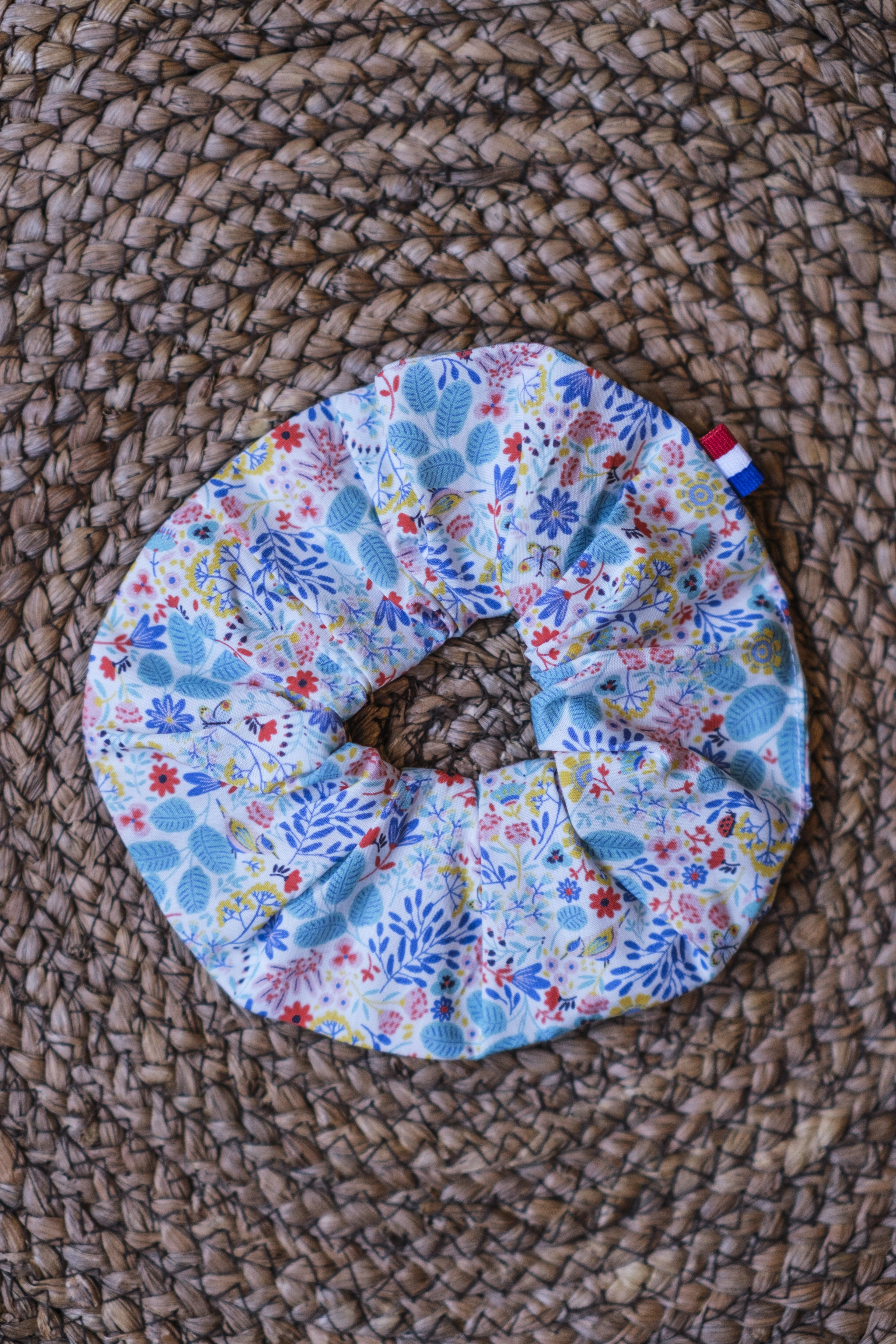 Chouchou au motif fleuri bleu clair