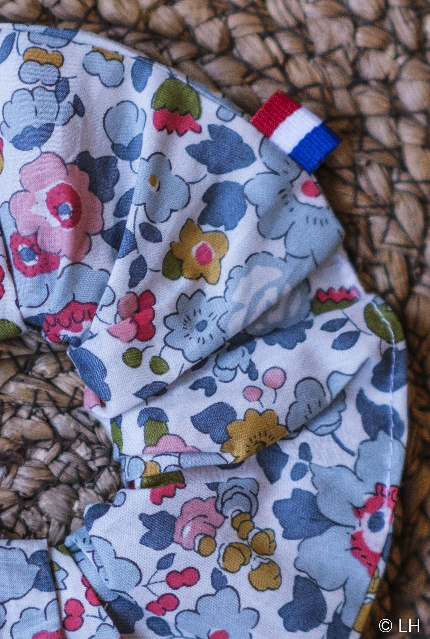 Chouchou au motif fleuri bleuté