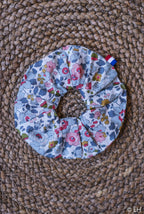 Chouchou au motif fleuri bleuté