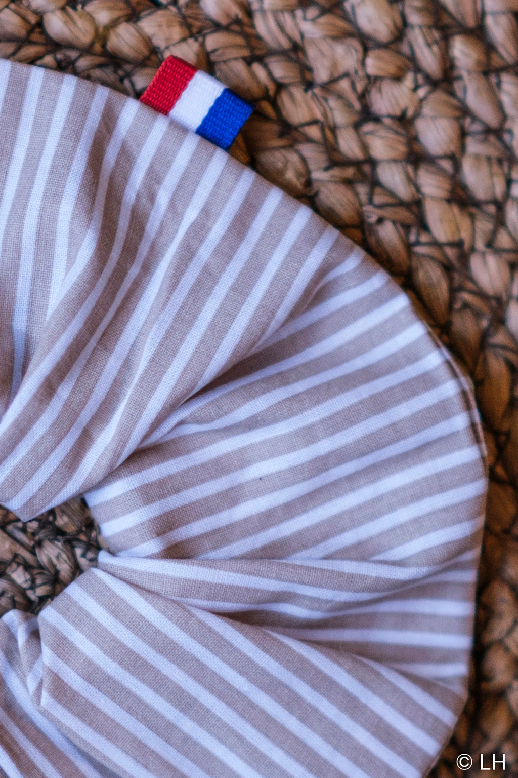 Chouchou au motif rayé beige et blanc