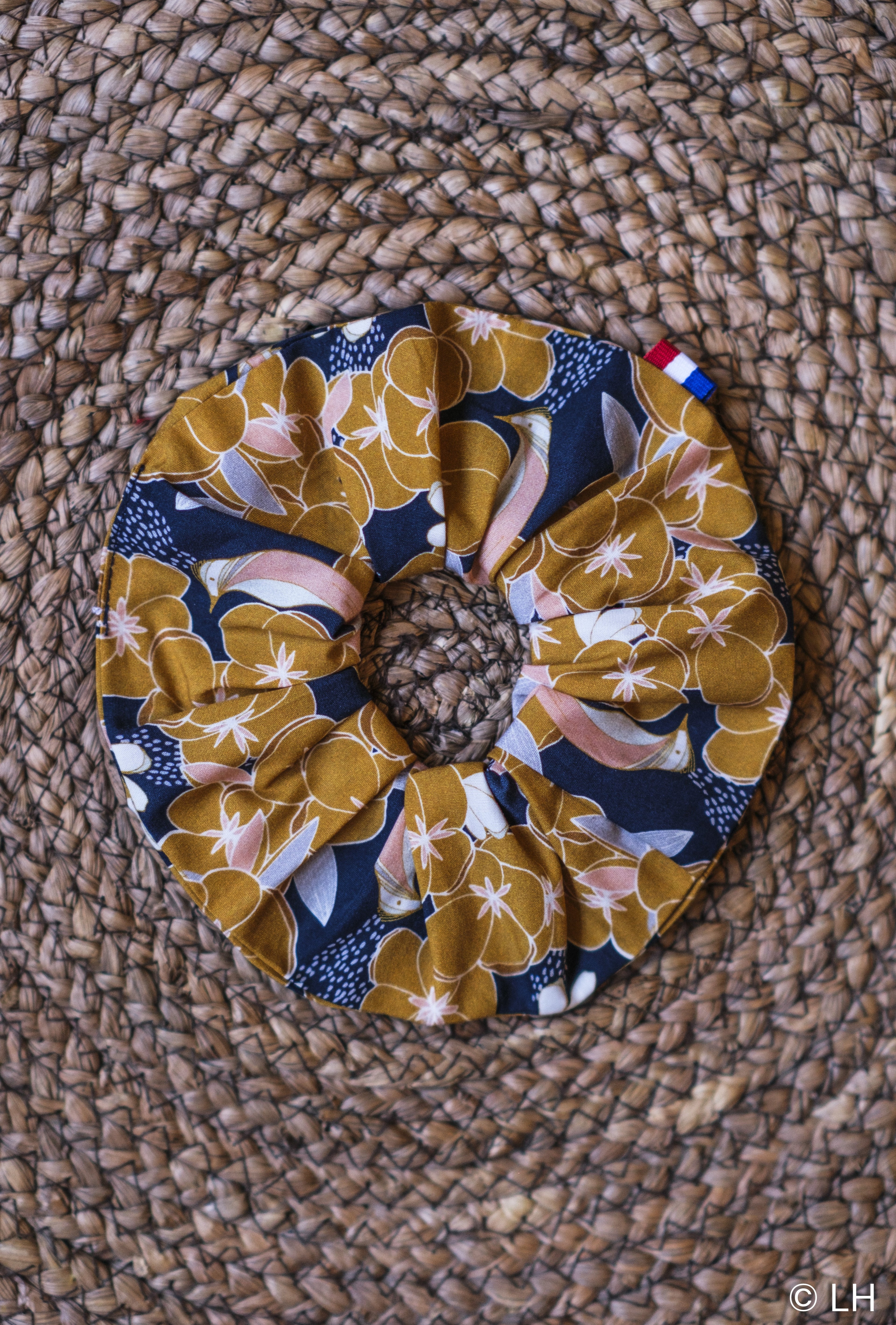 Chouchou au motif fleuri ocre et bleu marine