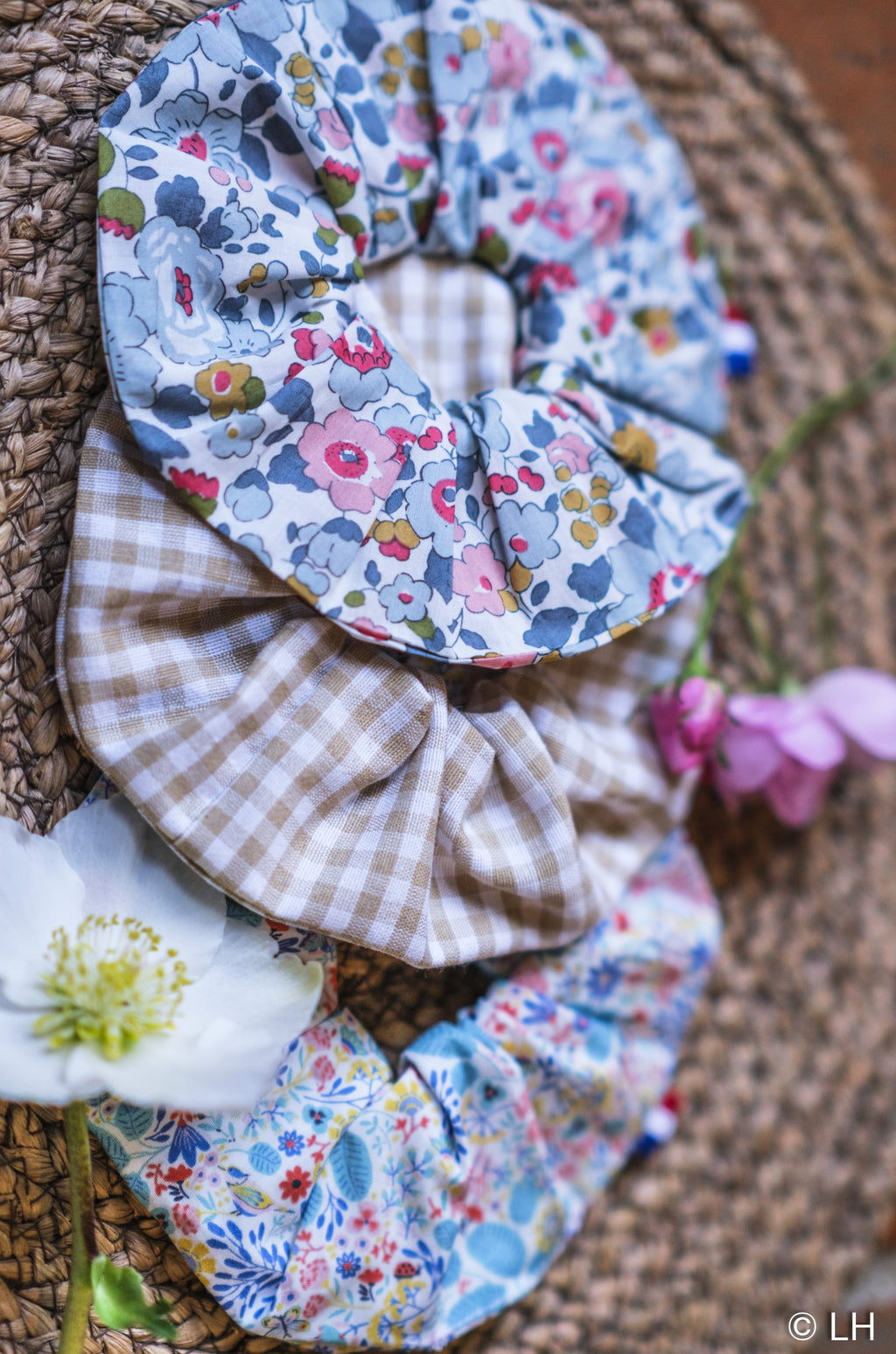 Chouchou au motif fleuri bleuté