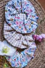 Chouchou au motif fleuri bleuté