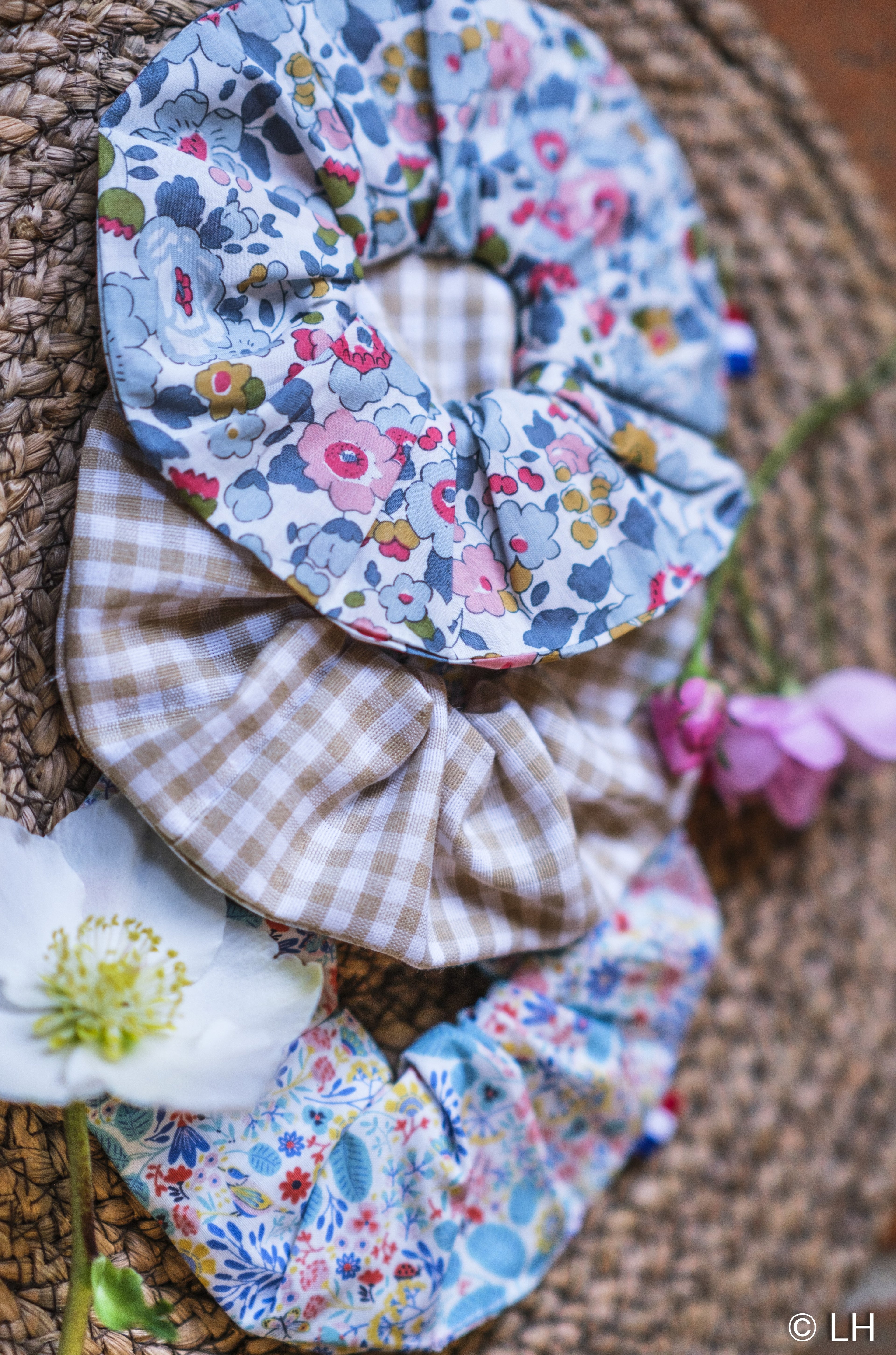 Chouchou au motif fleuri bleuté