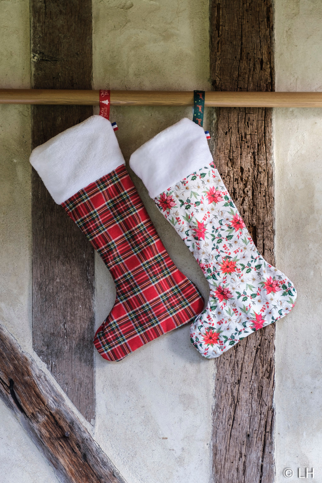 Botte de Noël blanche aux motifs fleuris