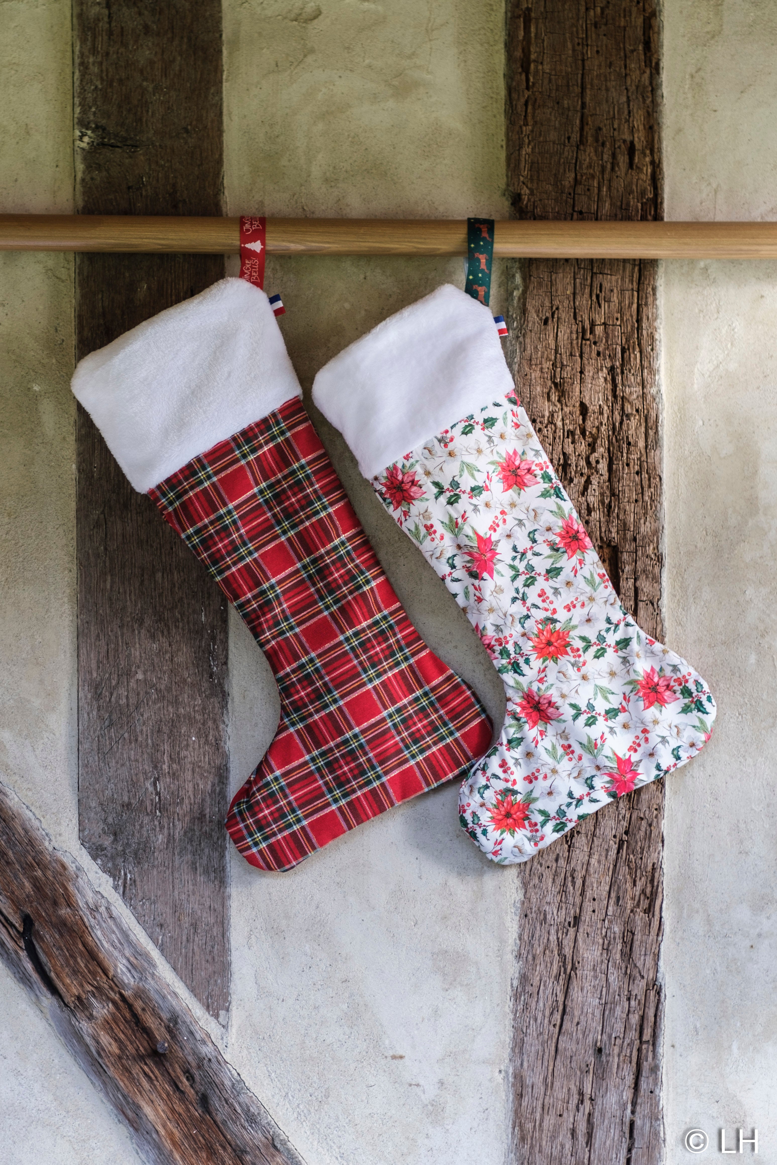 Botte de Noël blanche aux motifs fleuris