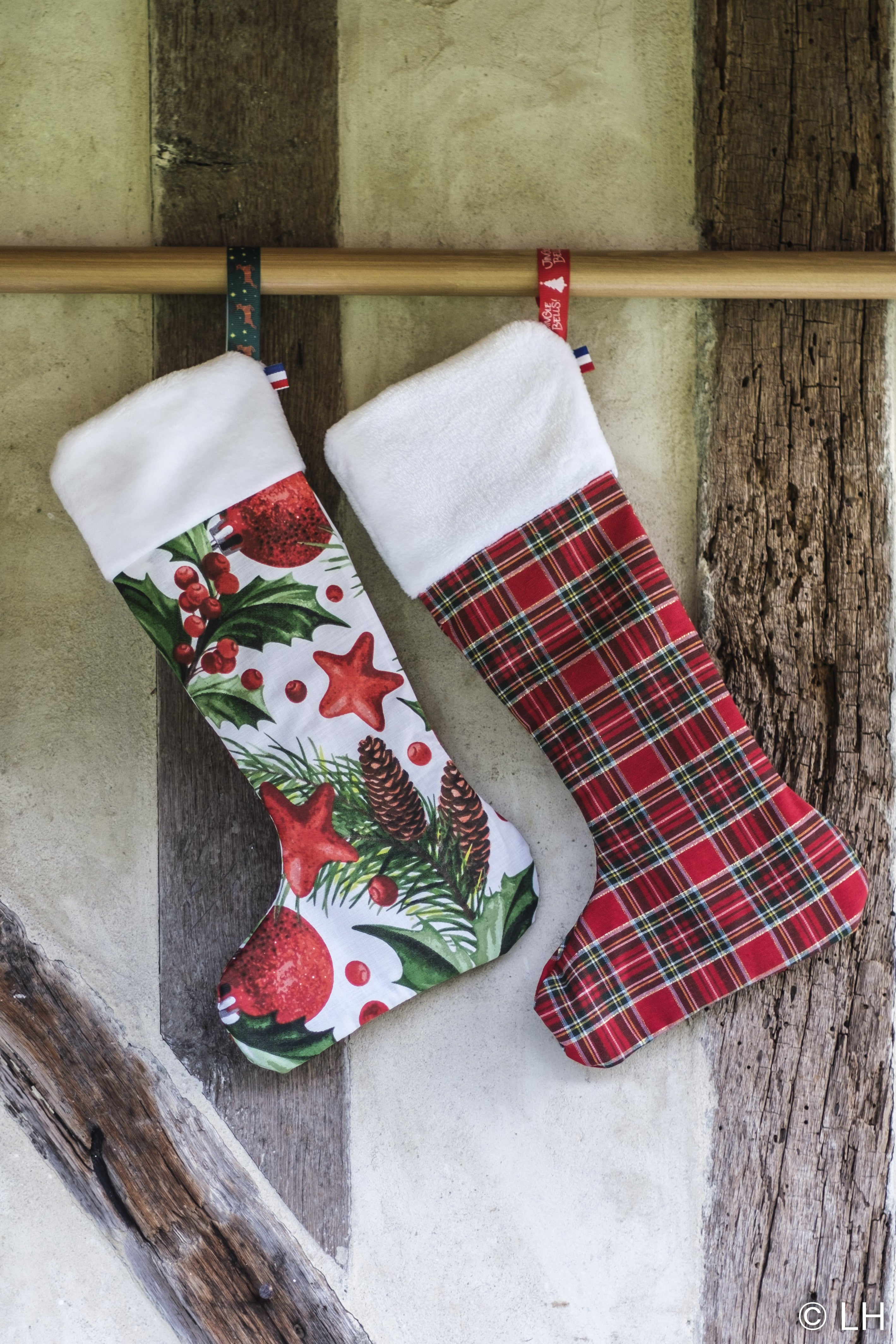 Botte de Noël blanche aux motifs houx et pommes de pin