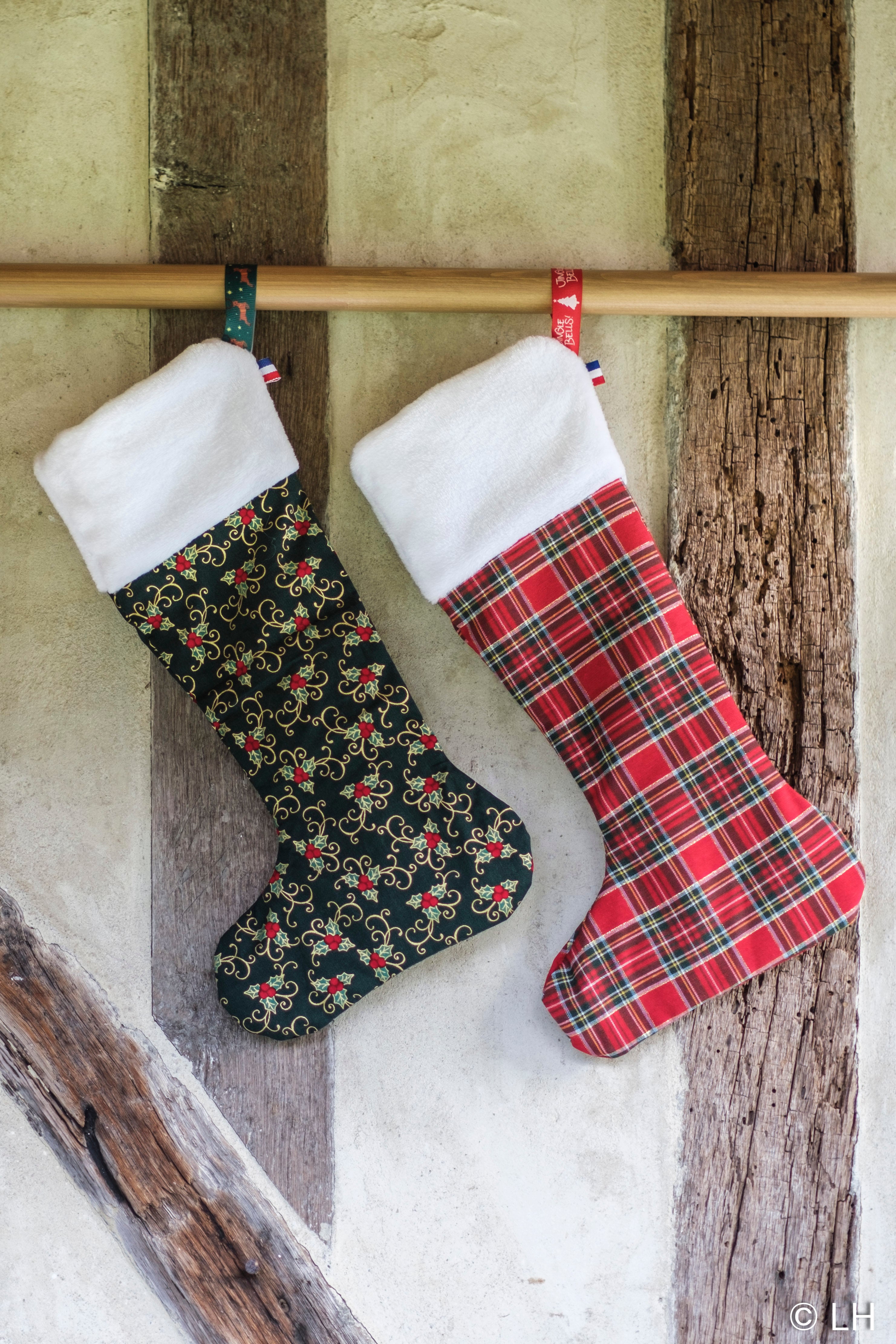 Botte de Noël vert foncé aux motifs petit houx et arabesques