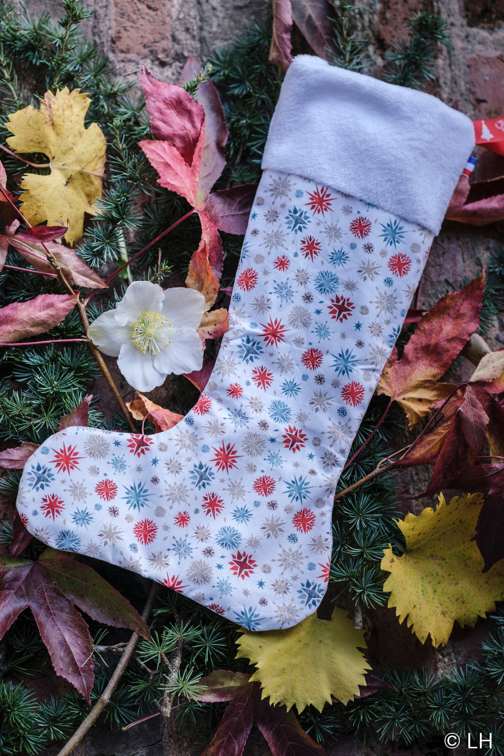 Botte de Noël blanche aux motifs flocons de neige colorés