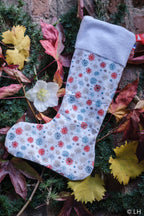 Botte de Noël blanche aux motifs flocons de neige colorés